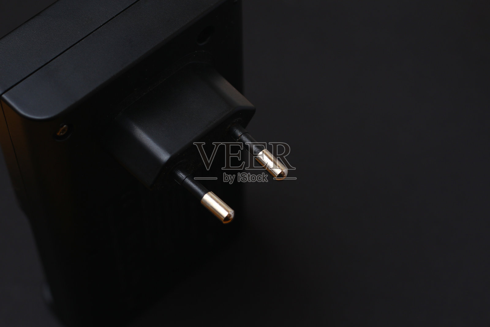 黑色背景为电池充电照片摄影图片