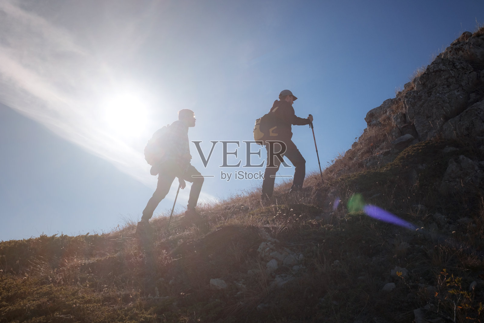 两个男人的剪影沿着山顶走着照片摄影图片