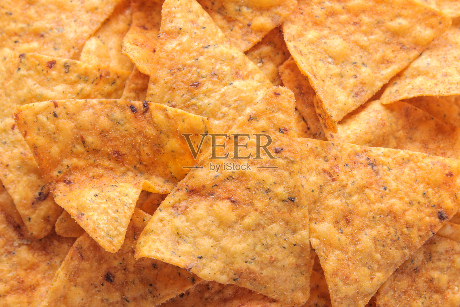 很多薯片的背景,玉米片的特写。零食。不健康的食物。照片摄影图片