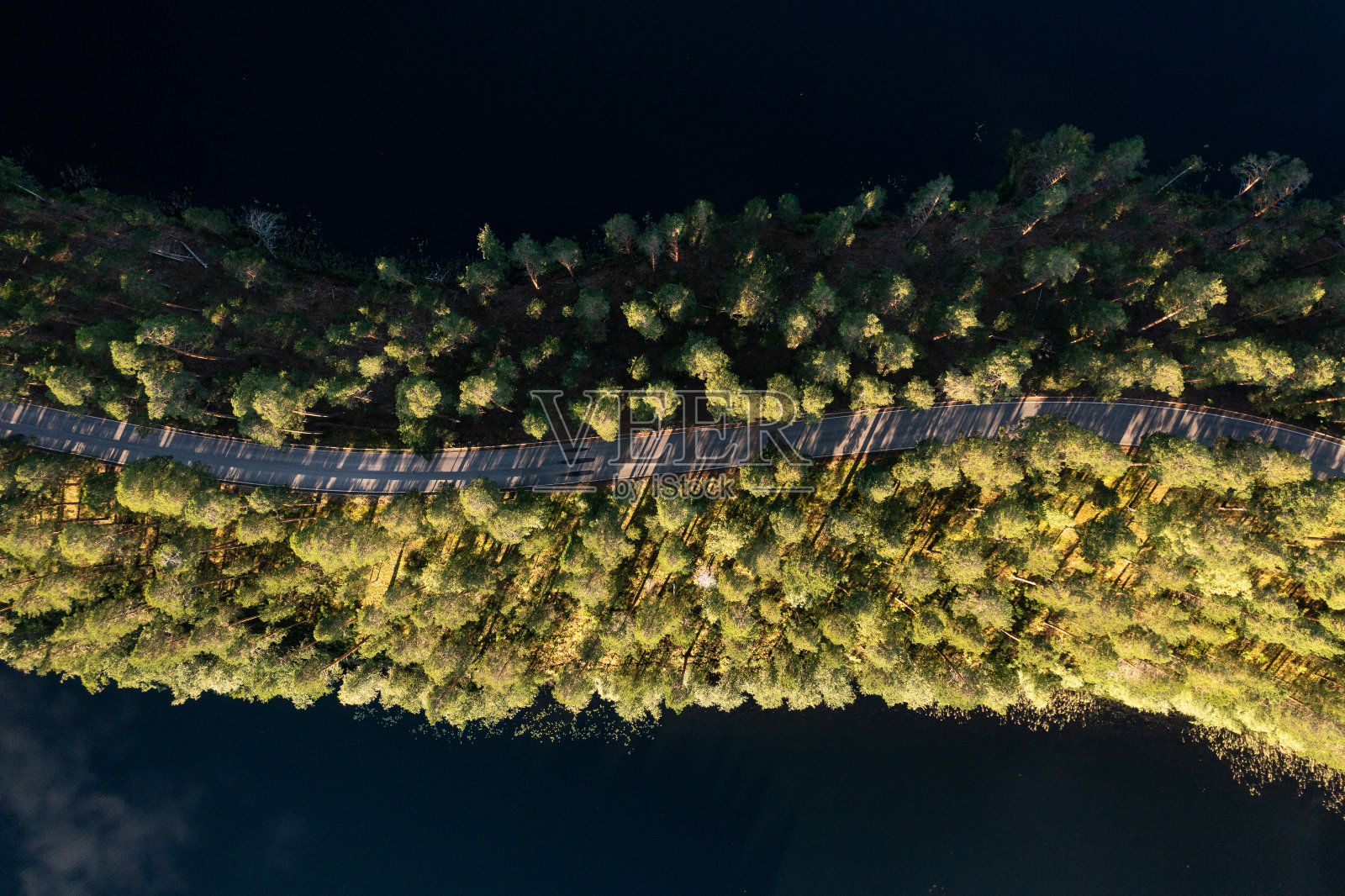 从上往下看蜿蜒的Punkaharju山脊公路在芬兰东部Saimaa地区照片摄影图片