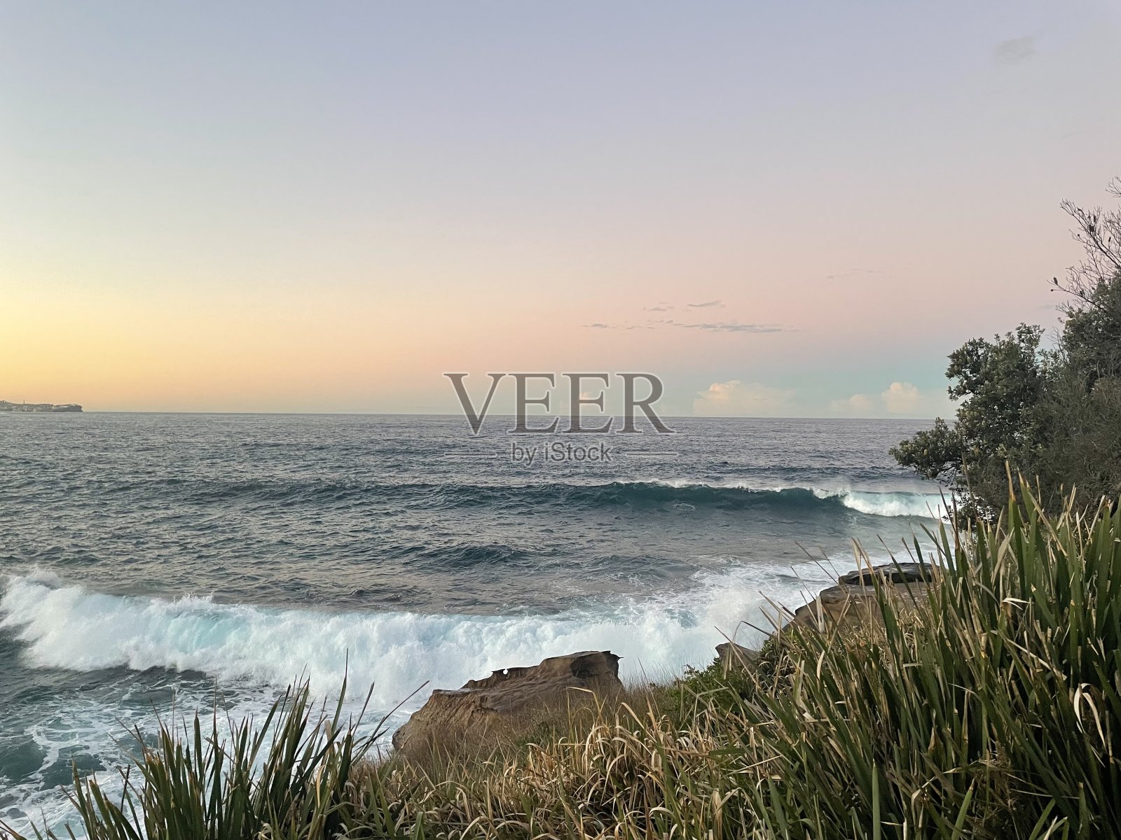 海滩上色彩斑斓的天空照片摄影图片