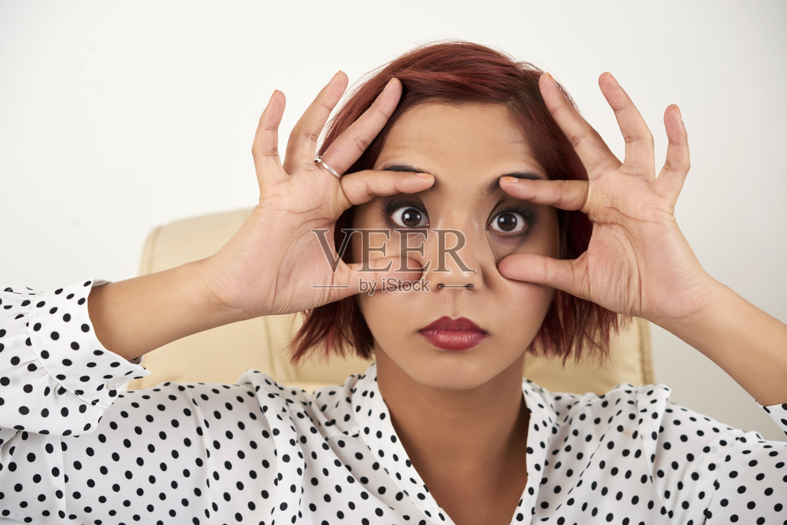 努力不睡觉的女商人照片摄影图片