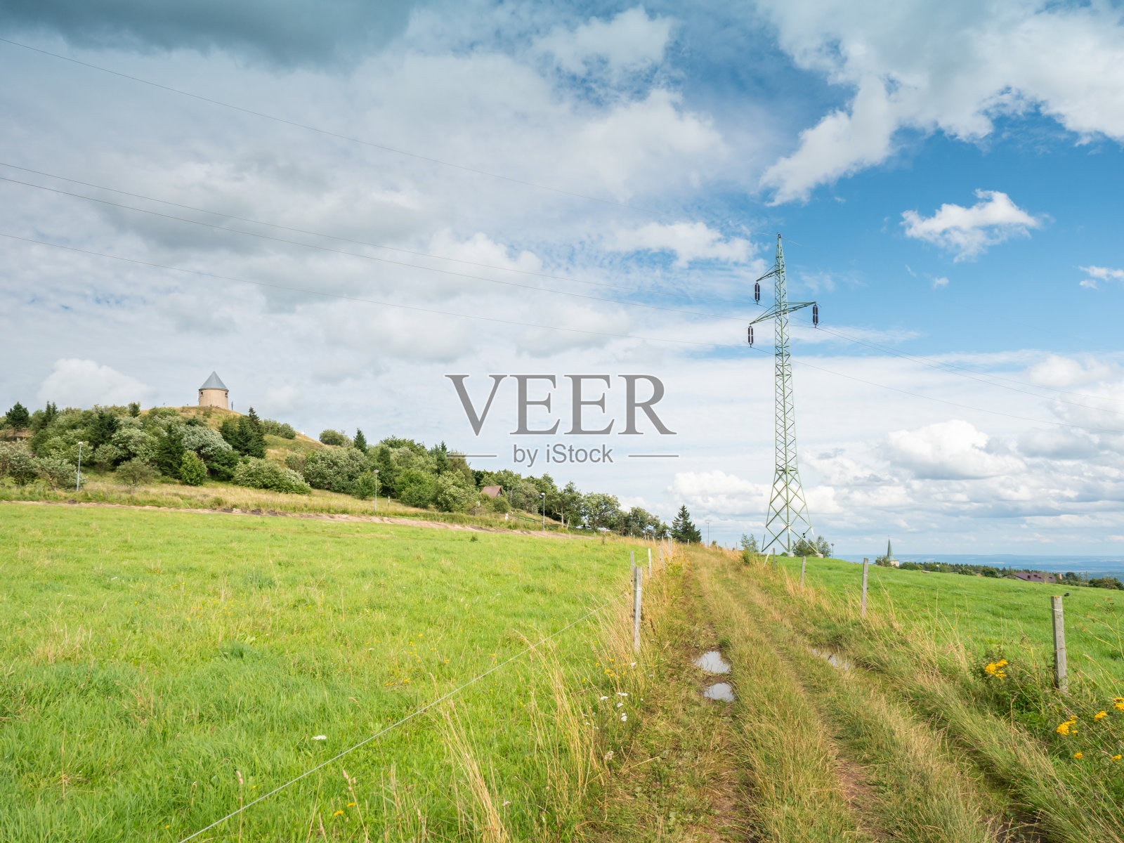 历史上的圣母教堂在梅德内克山顶照片摄影图片