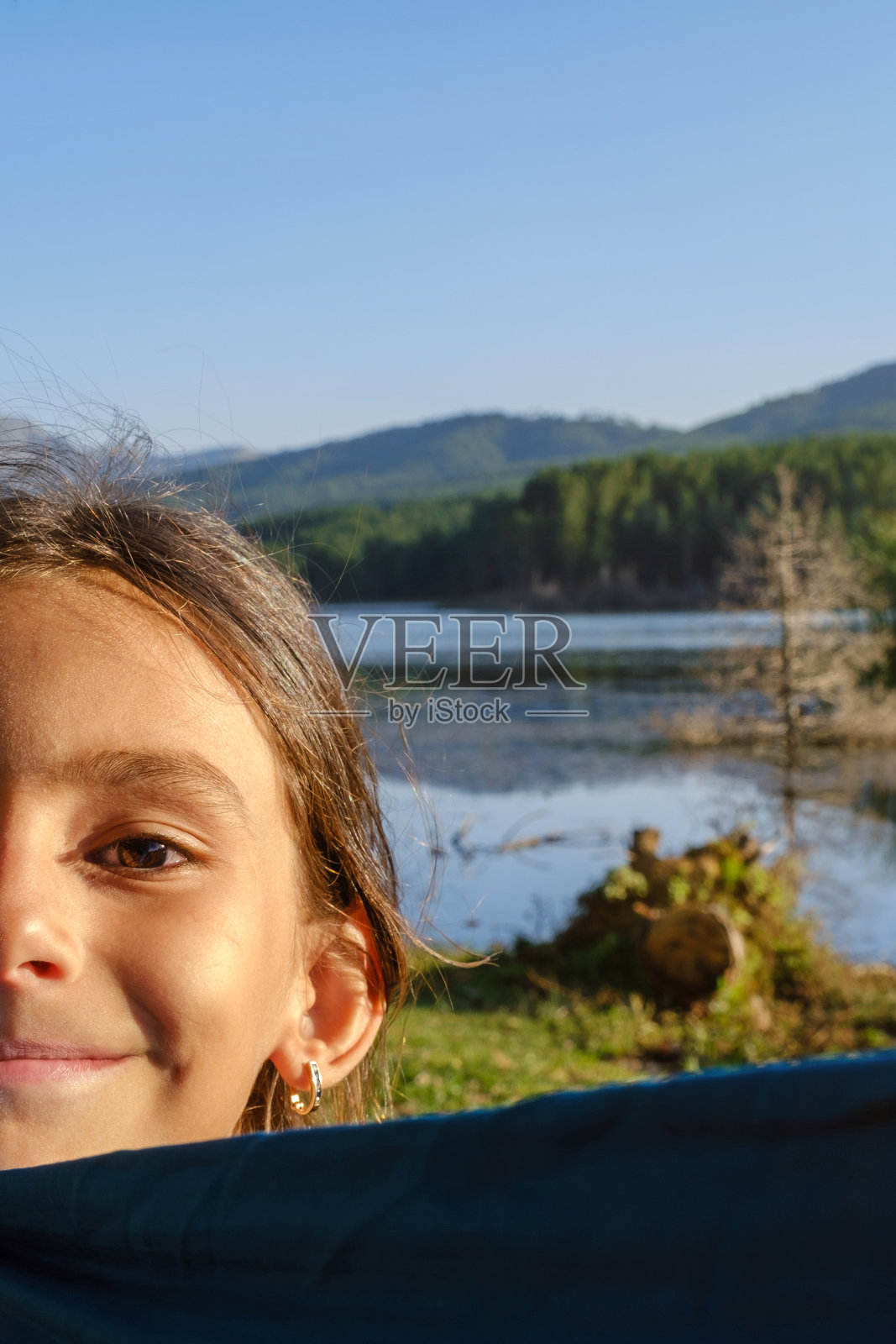 女孩特写人物正面的情感自然照片摄影图片