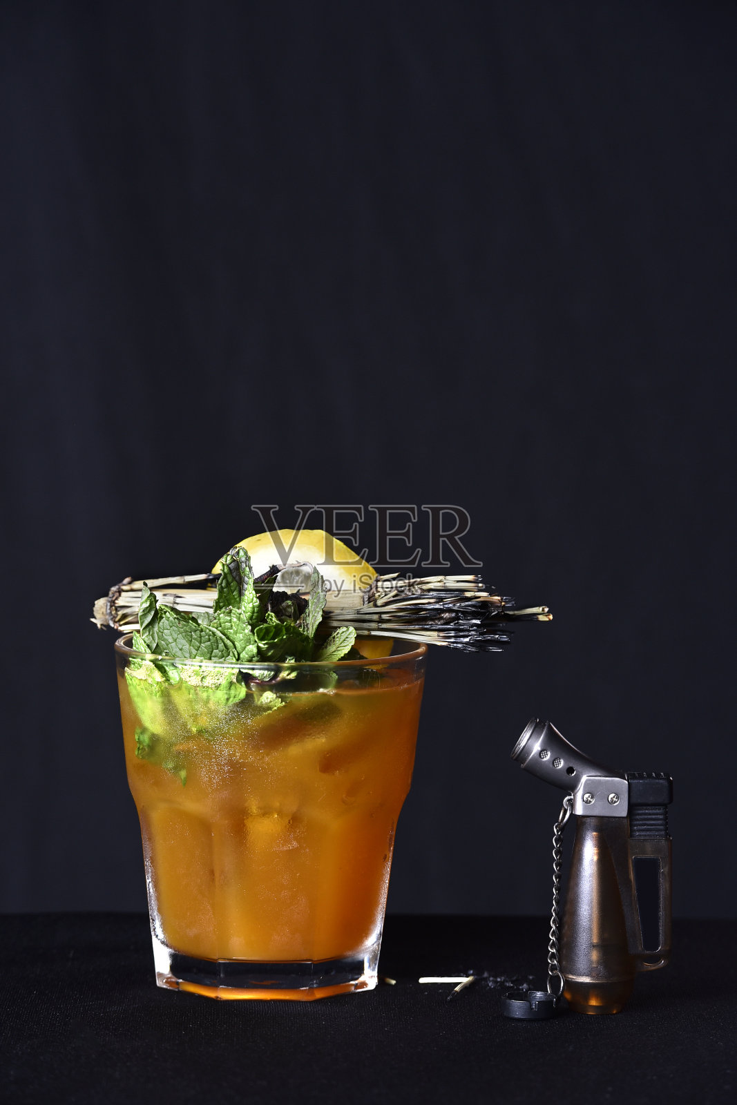 带有黑色背景水果的异国情调的酒精饮料。照片摄影图片