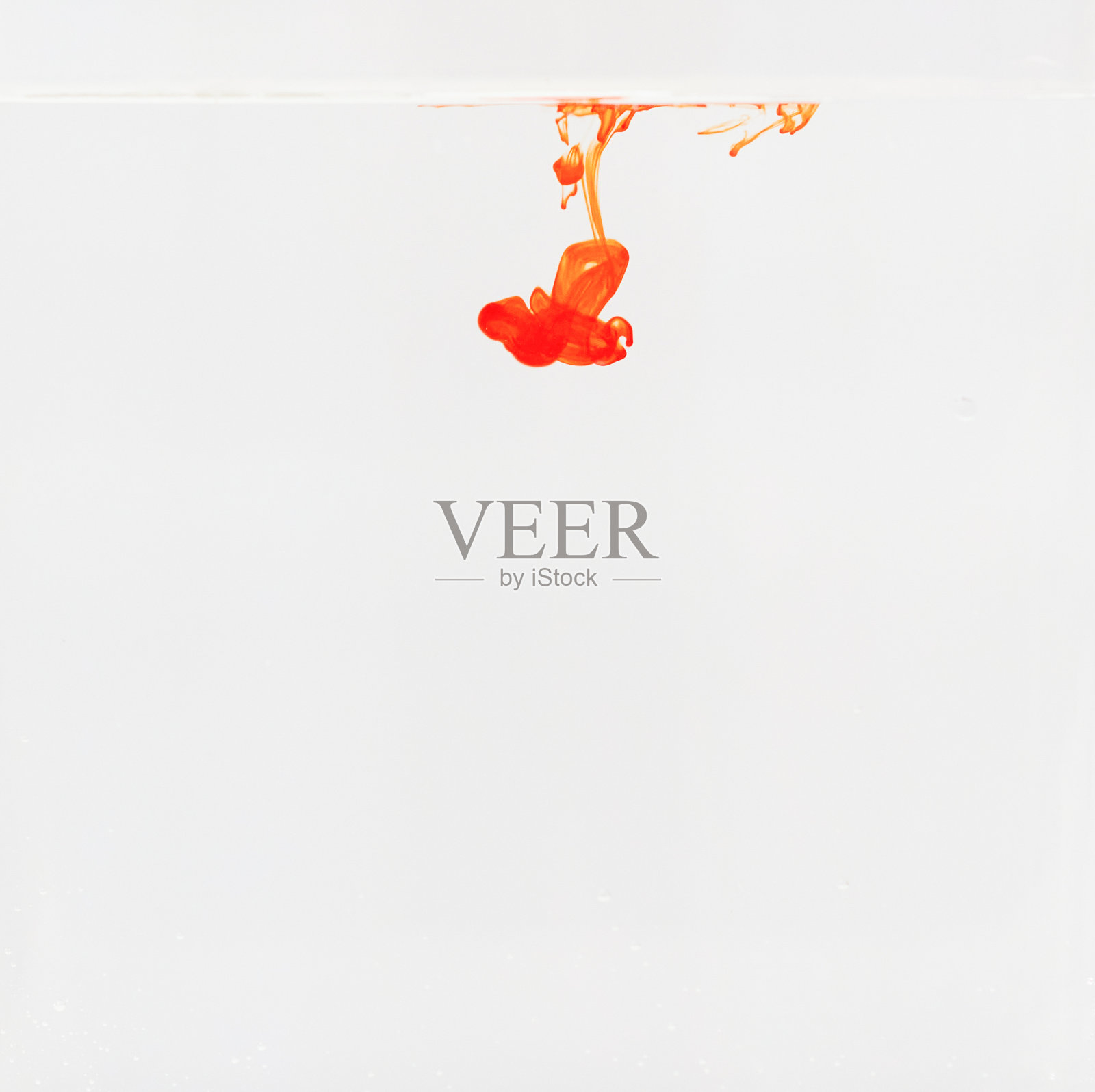 运动墨色滴在水中使墨云在水中隔离照片摄影图片