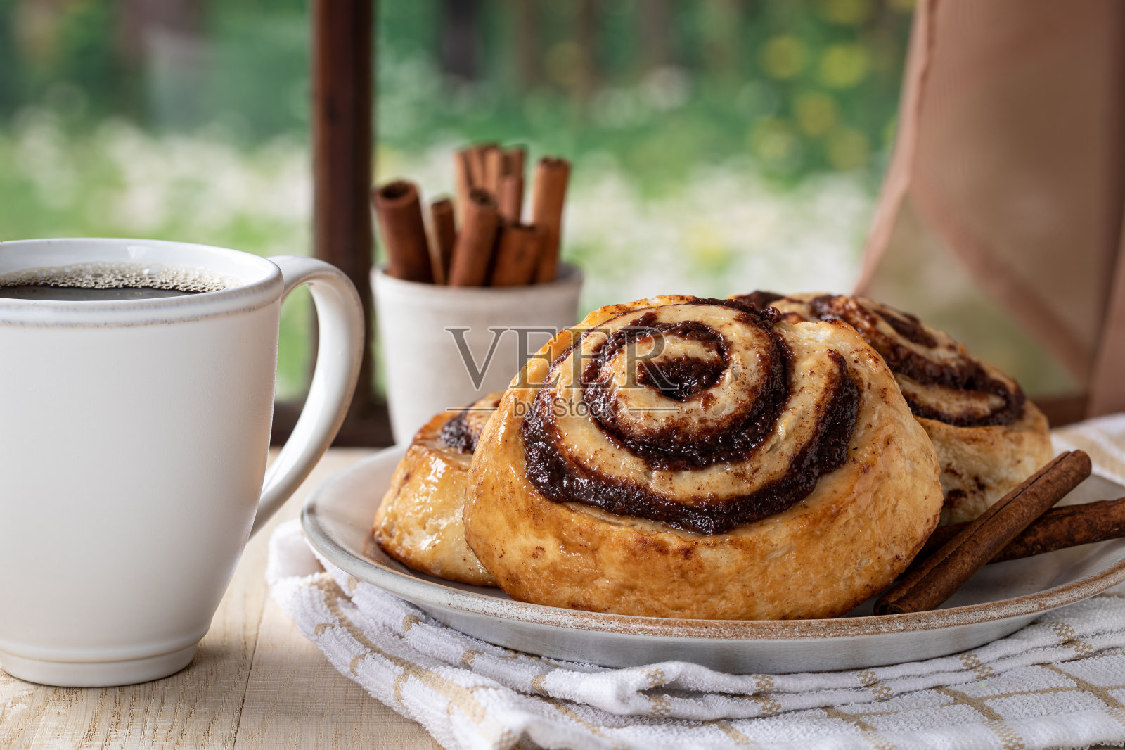 肉桂卷和一杯咖啡照片摄影图片