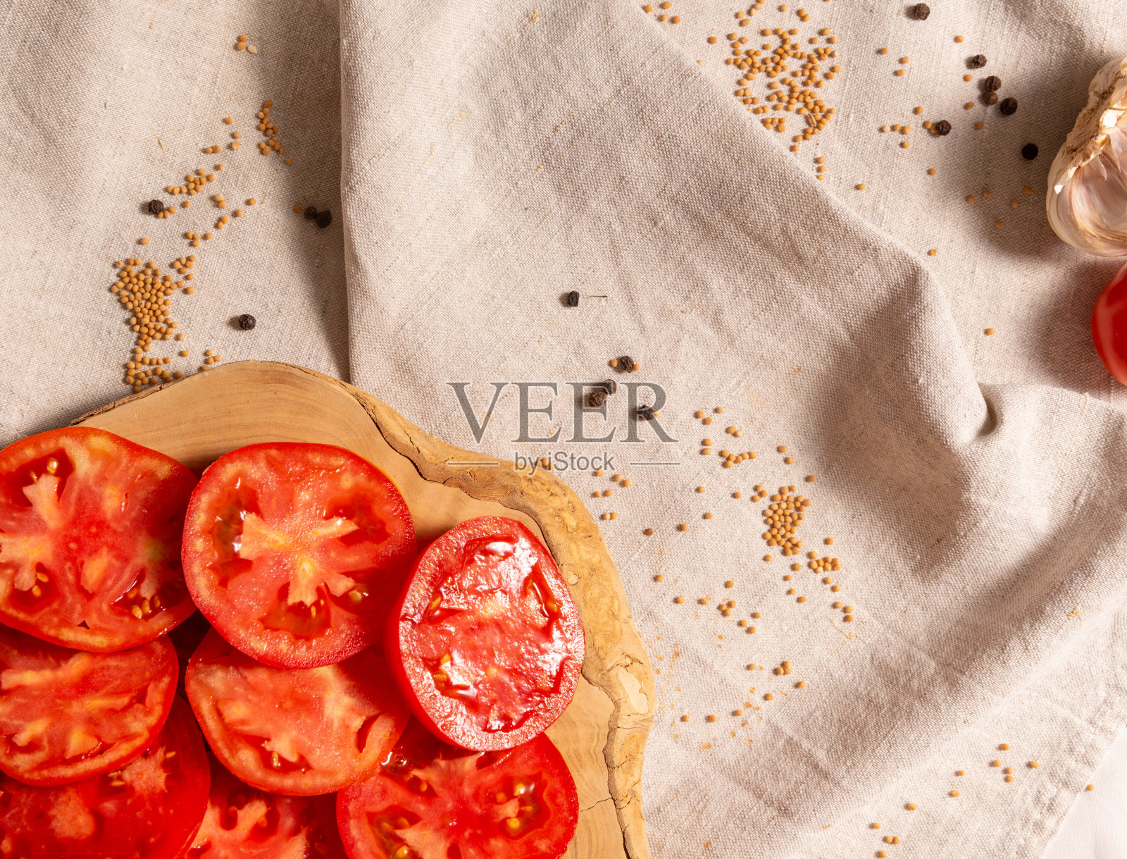 番茄切片板上特写。远处的背景模糊不清。照片摄影图片