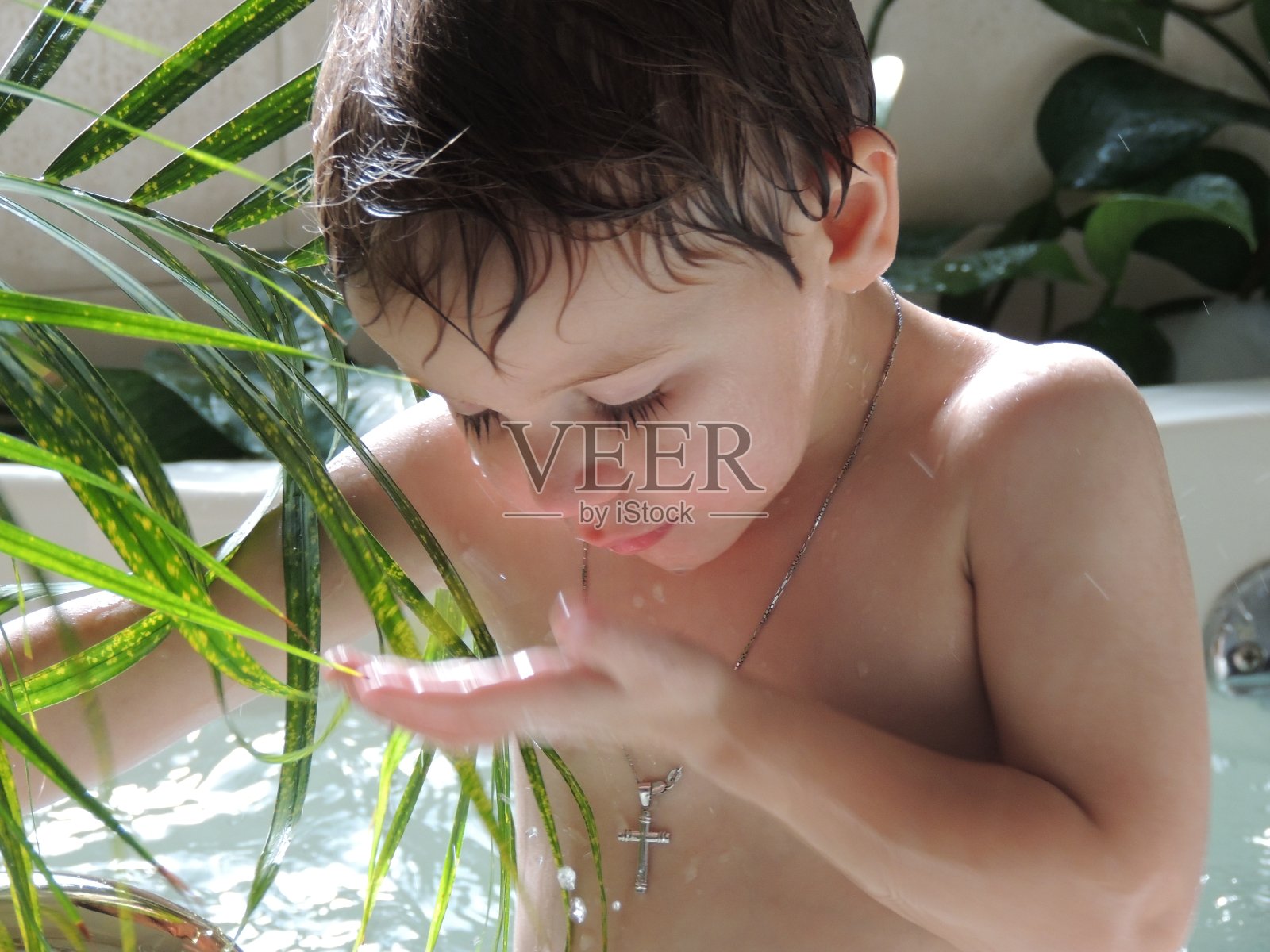 男孩和水照片摄影图片