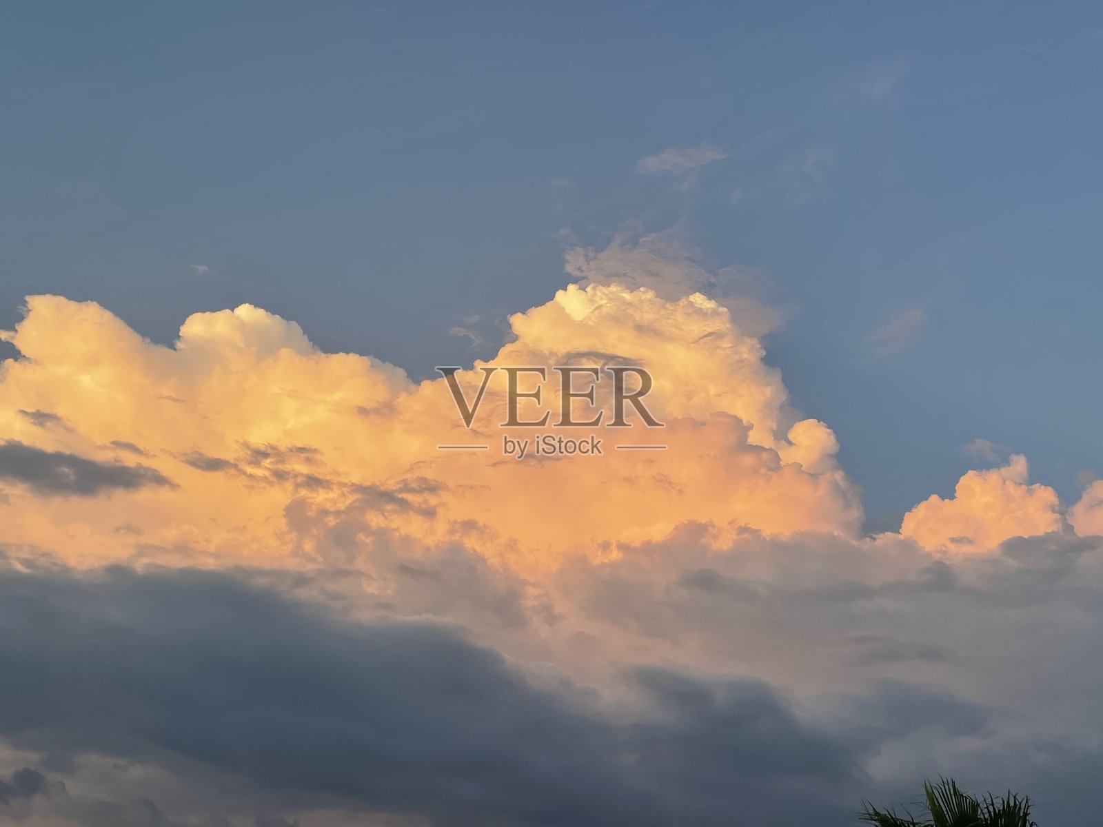 天空和云。照片摄影图片