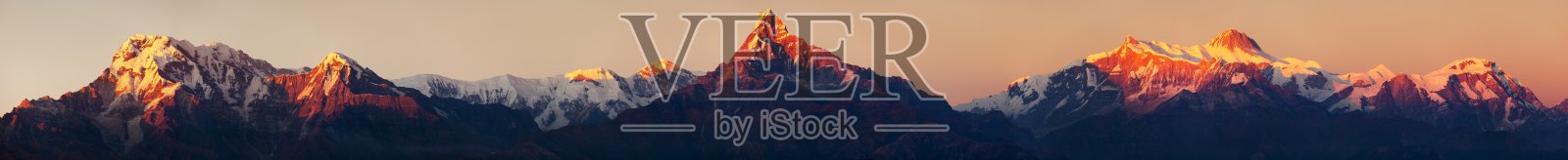 傍晚,安娜普纳山尼泊尔喜马拉雅山的日落景色照片摄影图片