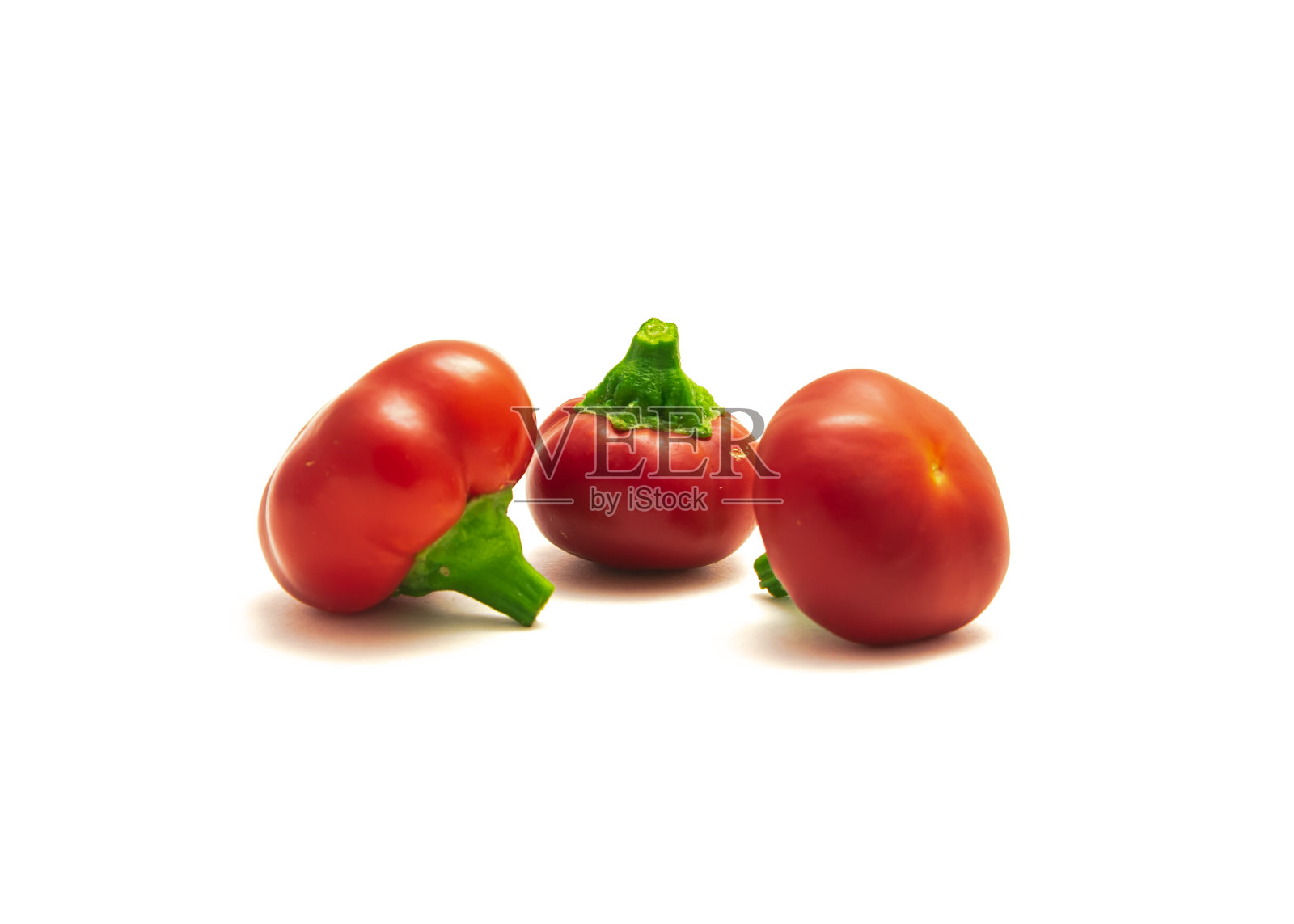 特写三红熟辣樱桃椒或甜椒心形辣椒孤立在白色辣椒上照片摄影图片