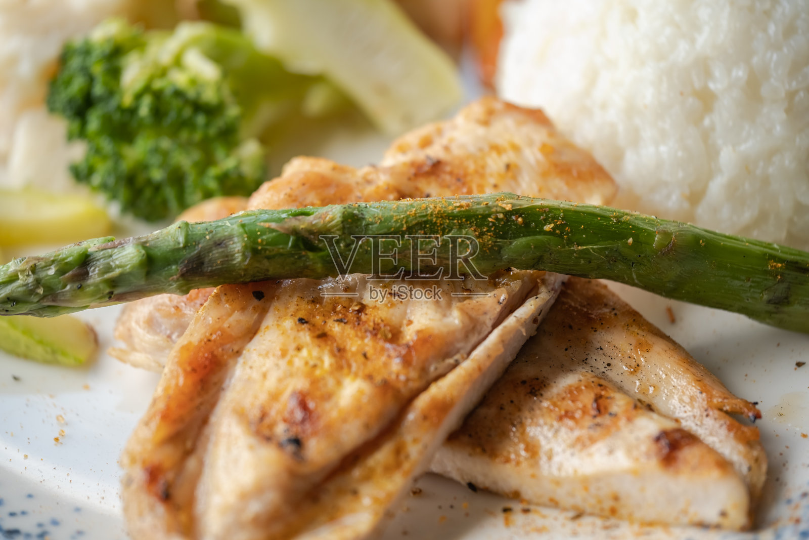 烤鸡胸肉,米饭和蔬菜照片摄影图片