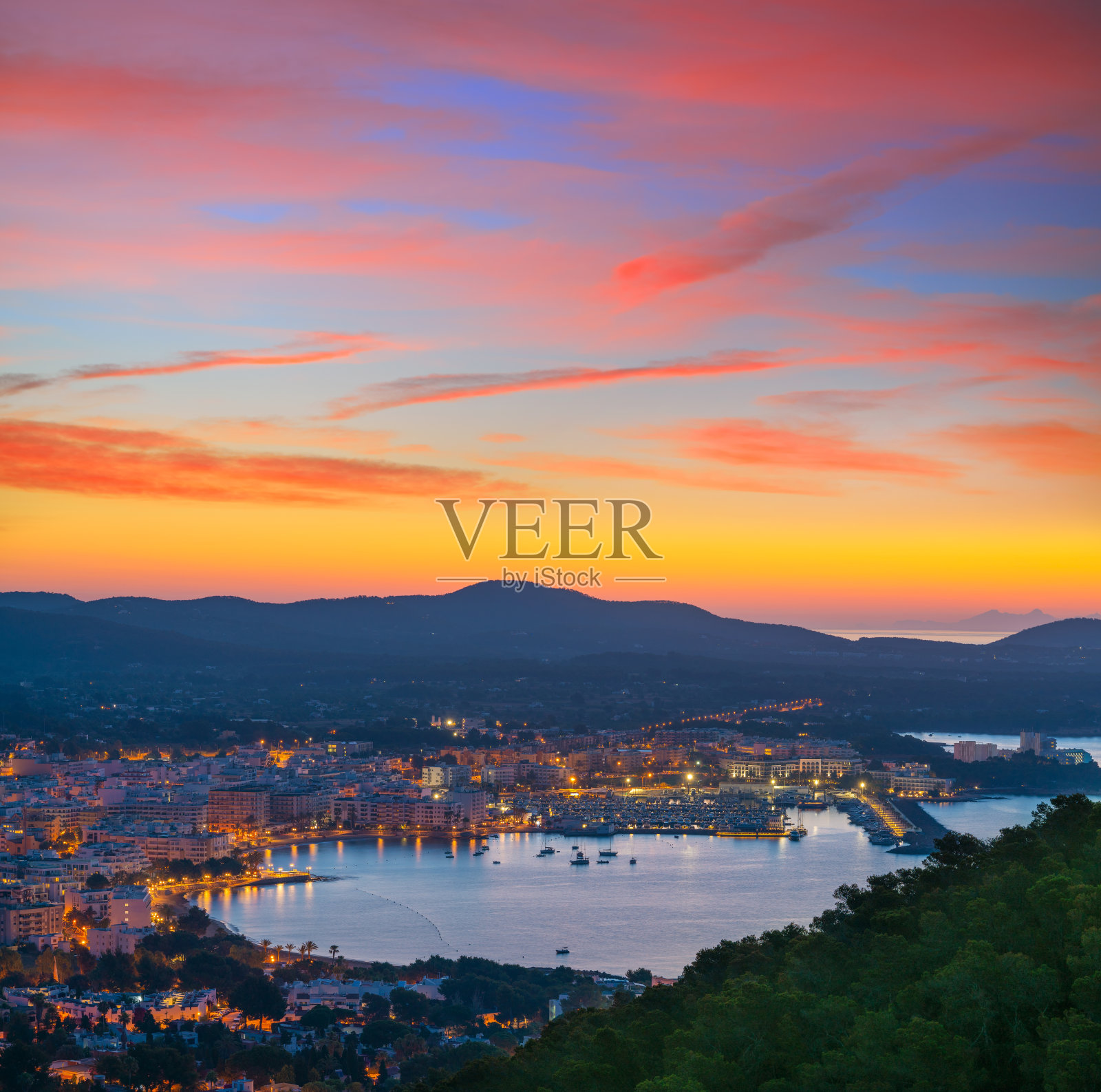 圣欧莉亚欧拉利亚河上的Ibiza岛照片摄影图片