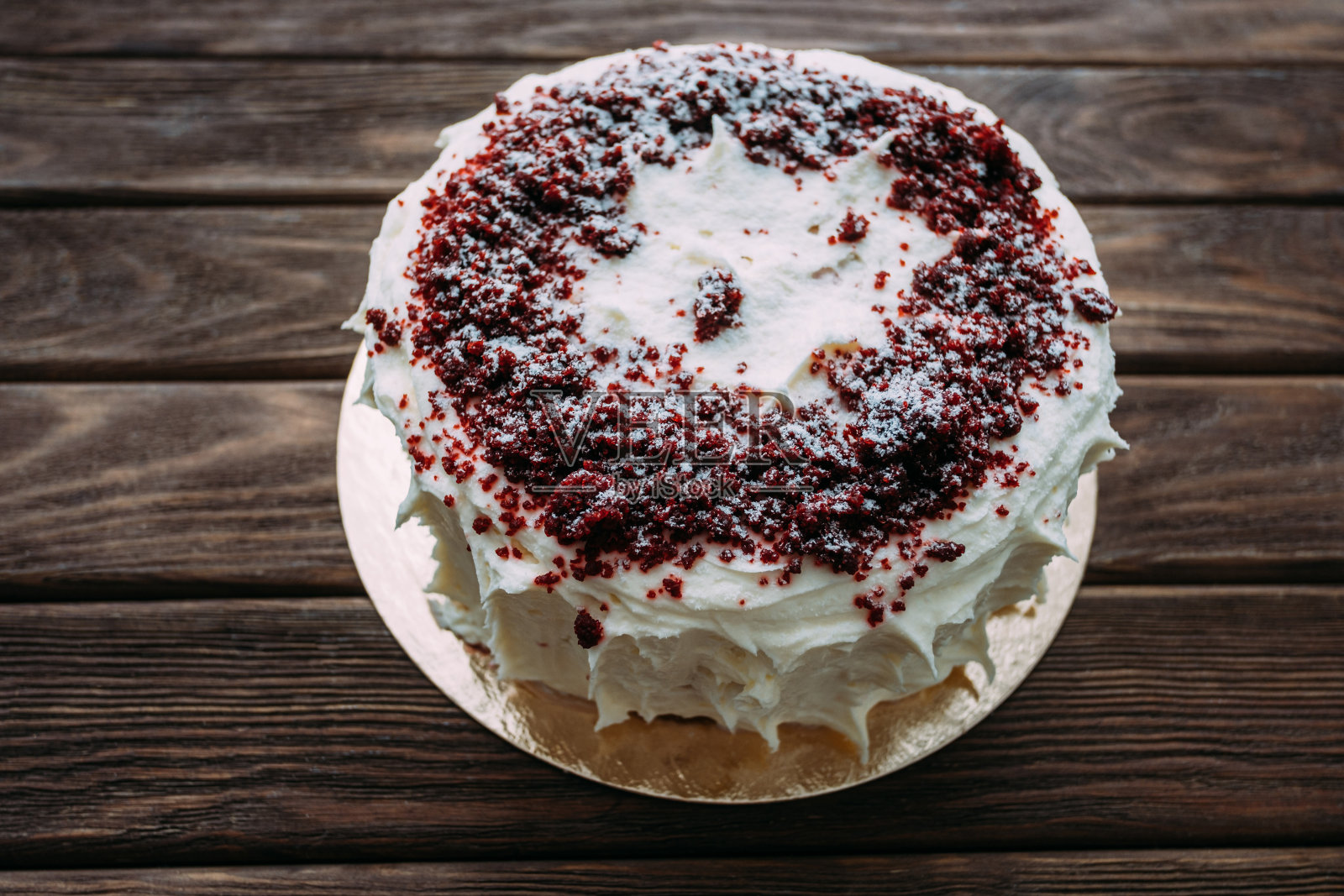 “红丝绒”节日蛋糕,装饰有红色的糖屑。照片摄影图片