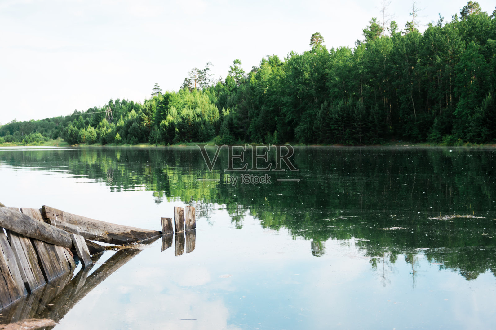 美丽的风景——河堤上洪水泛滥,河岸上建筑物泛滥。自然灾害和破坏。照片摄影图片