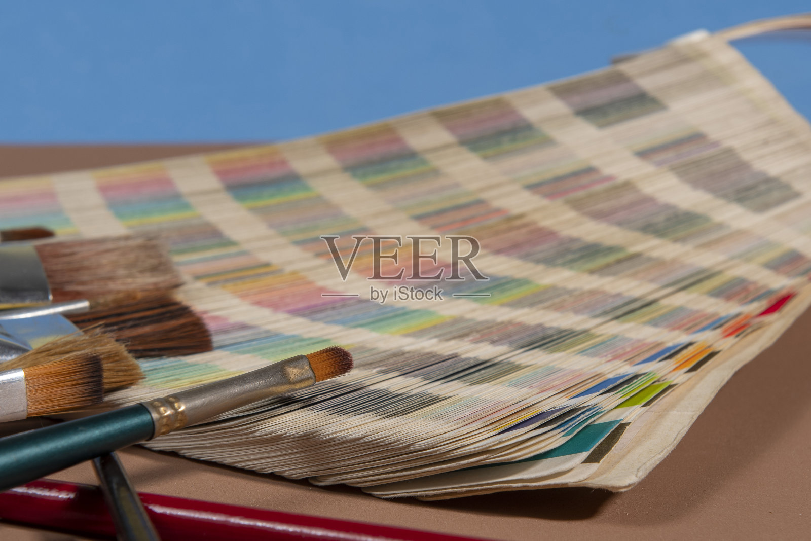 特写的调色板指导印刷和油漆刷照片摄影图片