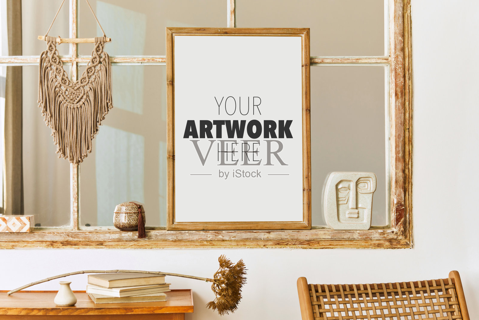 独特的客厅在现代风格的室内设计装饰,模拟海报框架在旧窗户,书籍和优雅的个人配件在家居装饰。模板。照片摄影图片