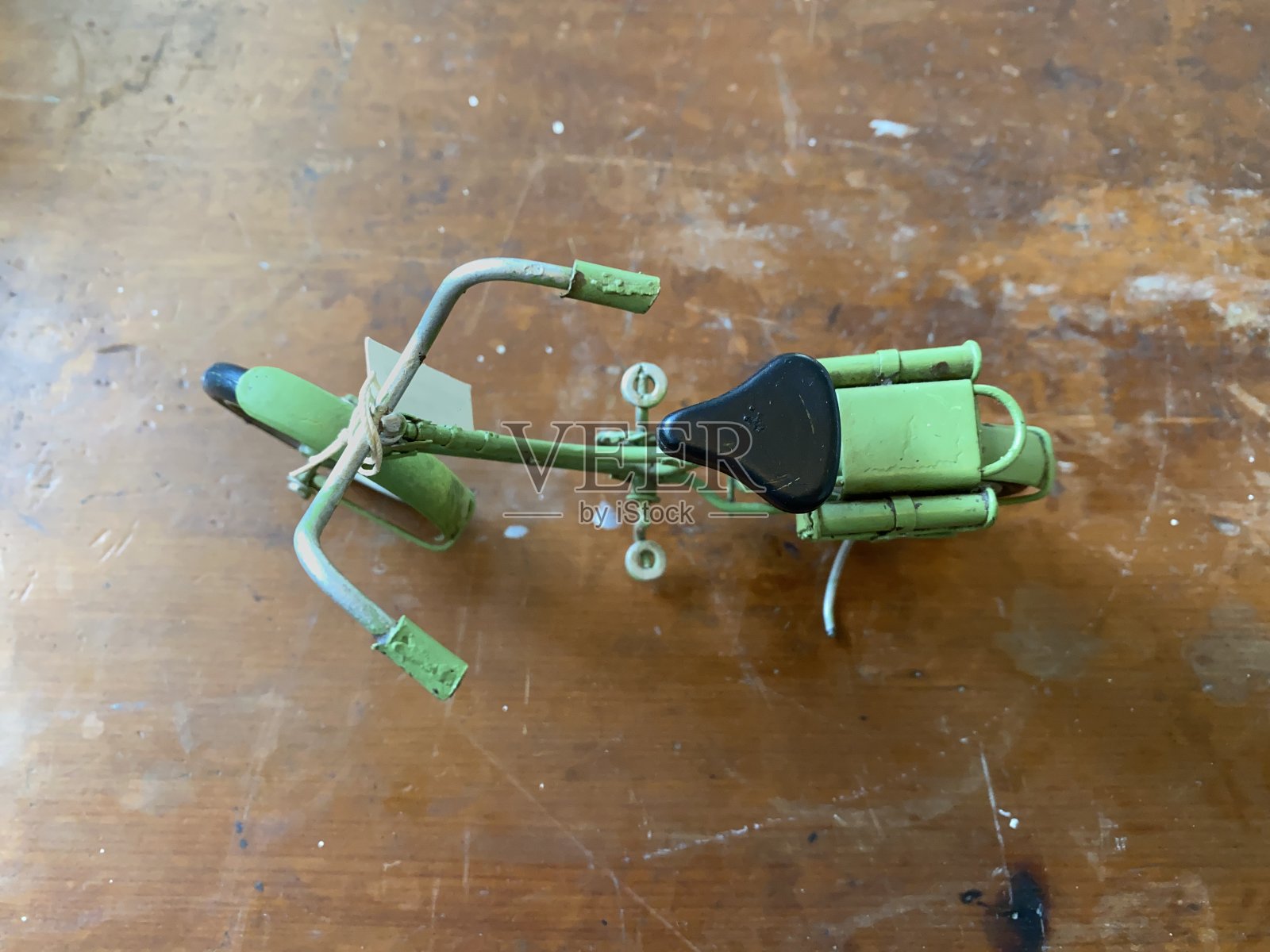 微型绿色自行车在旧的木头背景照片摄影图片