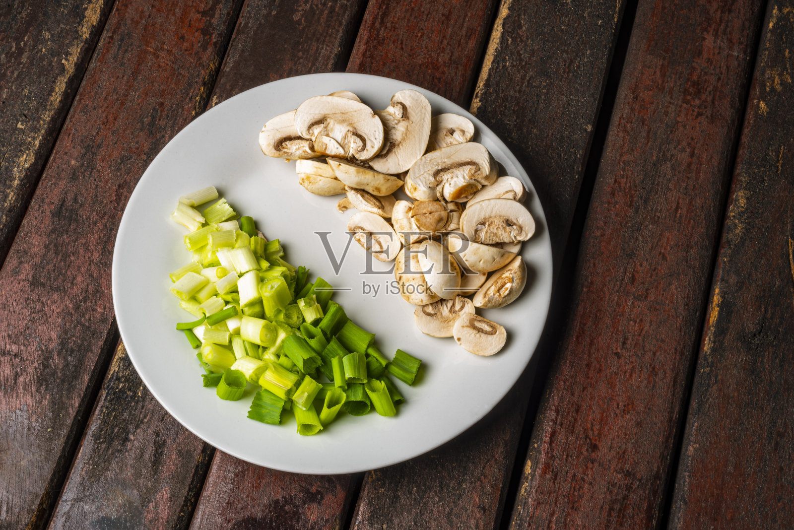 新鲜的生香葱和蘑菇照片摄影图片