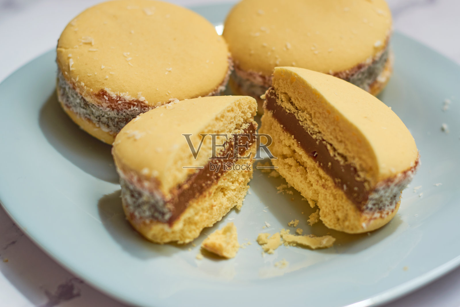 传统的阿根廷alfajores与牛奶牛奶在大理石桌上。阿根廷美食概念。照片摄影图片