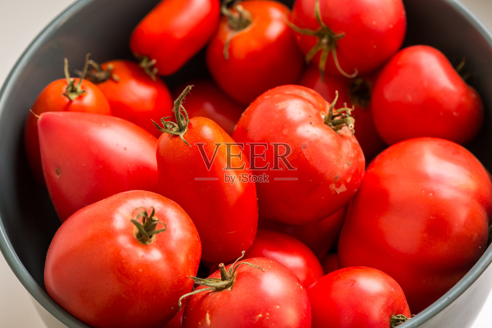 红色的新鲜有机西红柿在碗里,特写图片。照片摄影图片