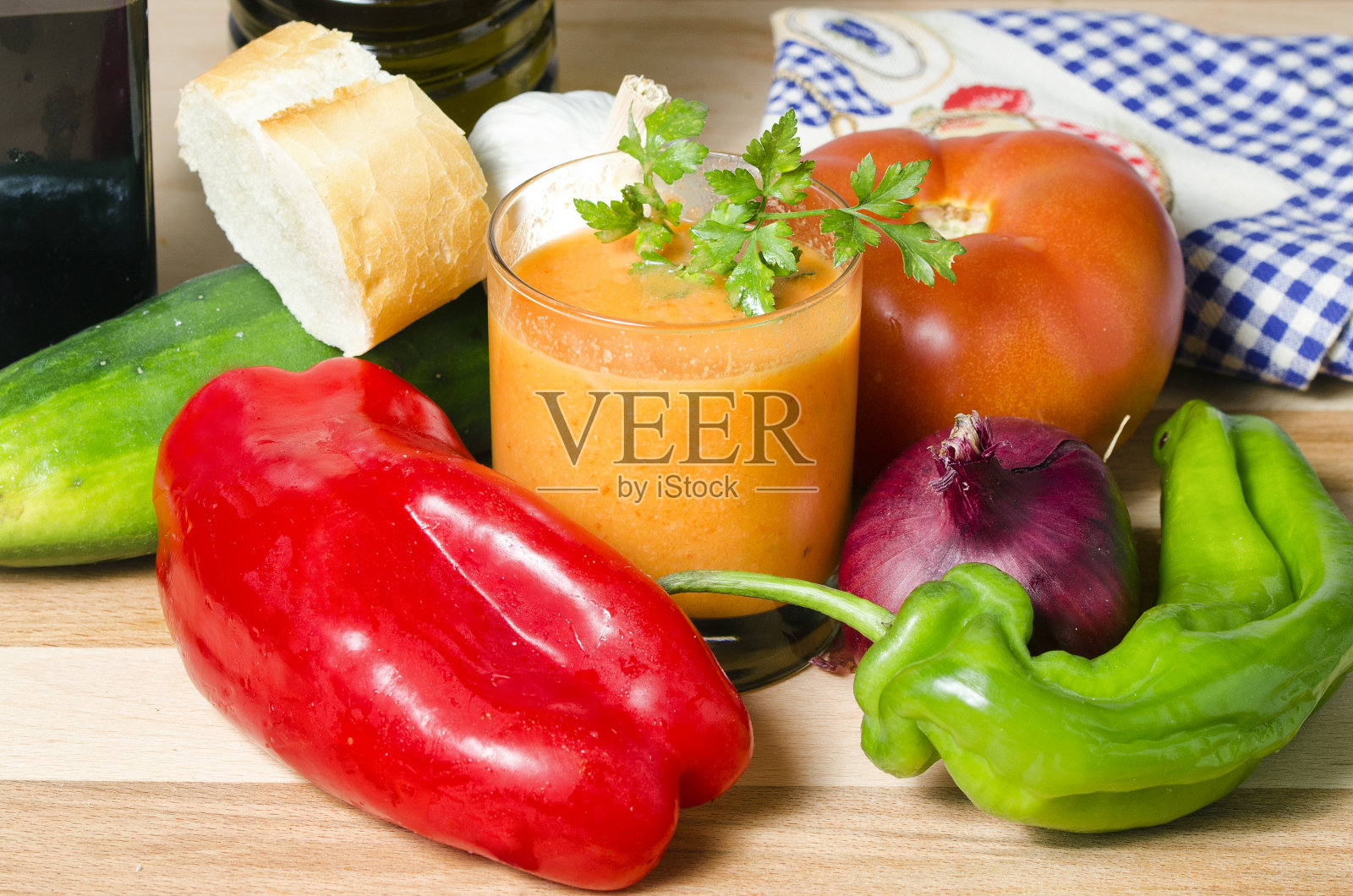 蔬菜汤在玻璃新鲜蔬菜照片摄影图片