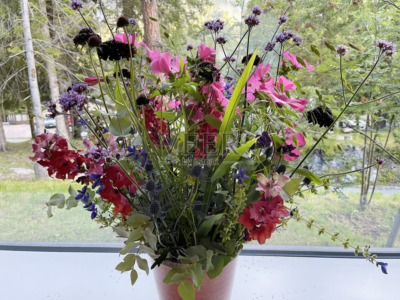 五颜六色的草地夏季鲜花花束在花瓶里,室内照片摄影图片