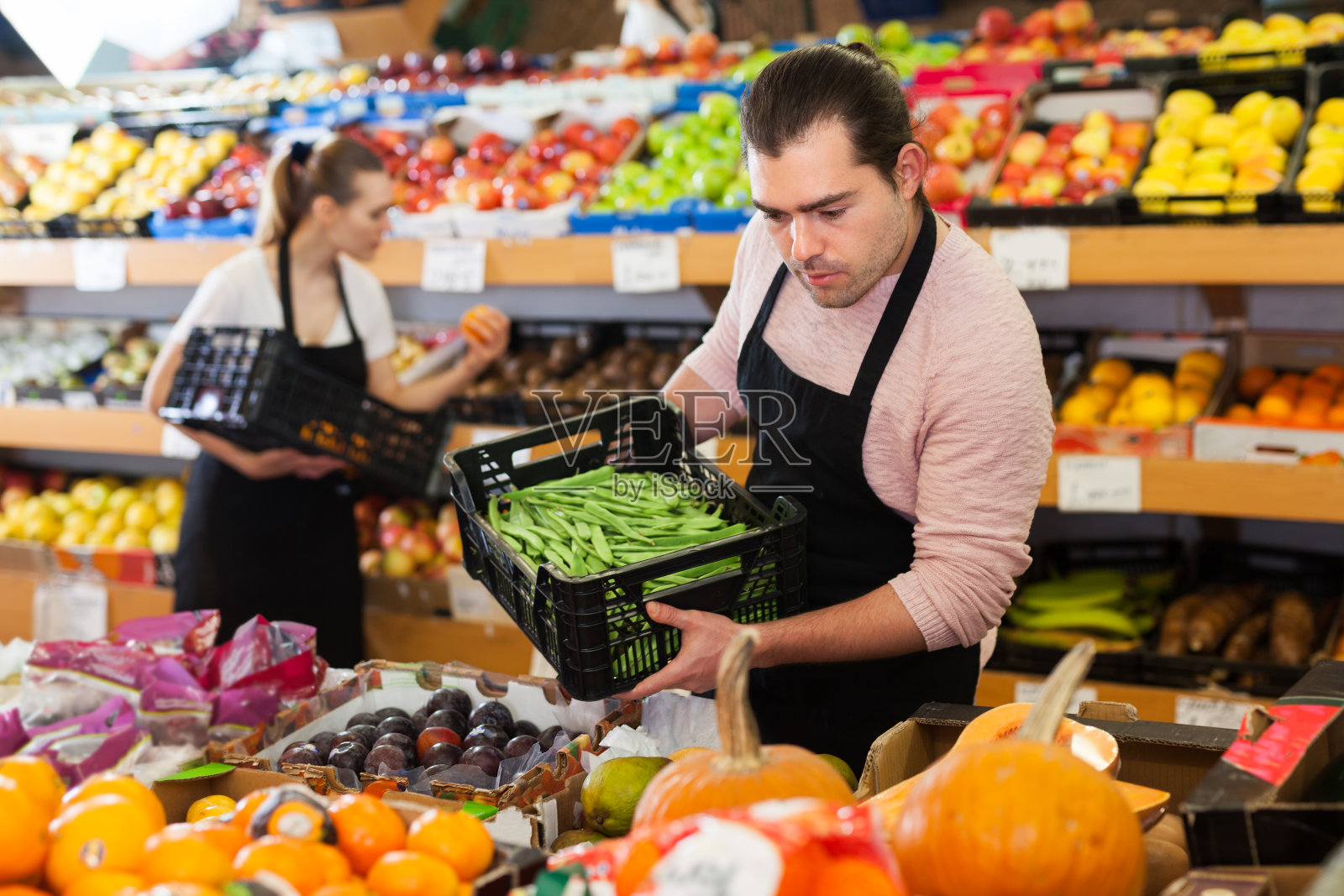 在蔬菜杂货店卖豆子的小贩照片摄影图片