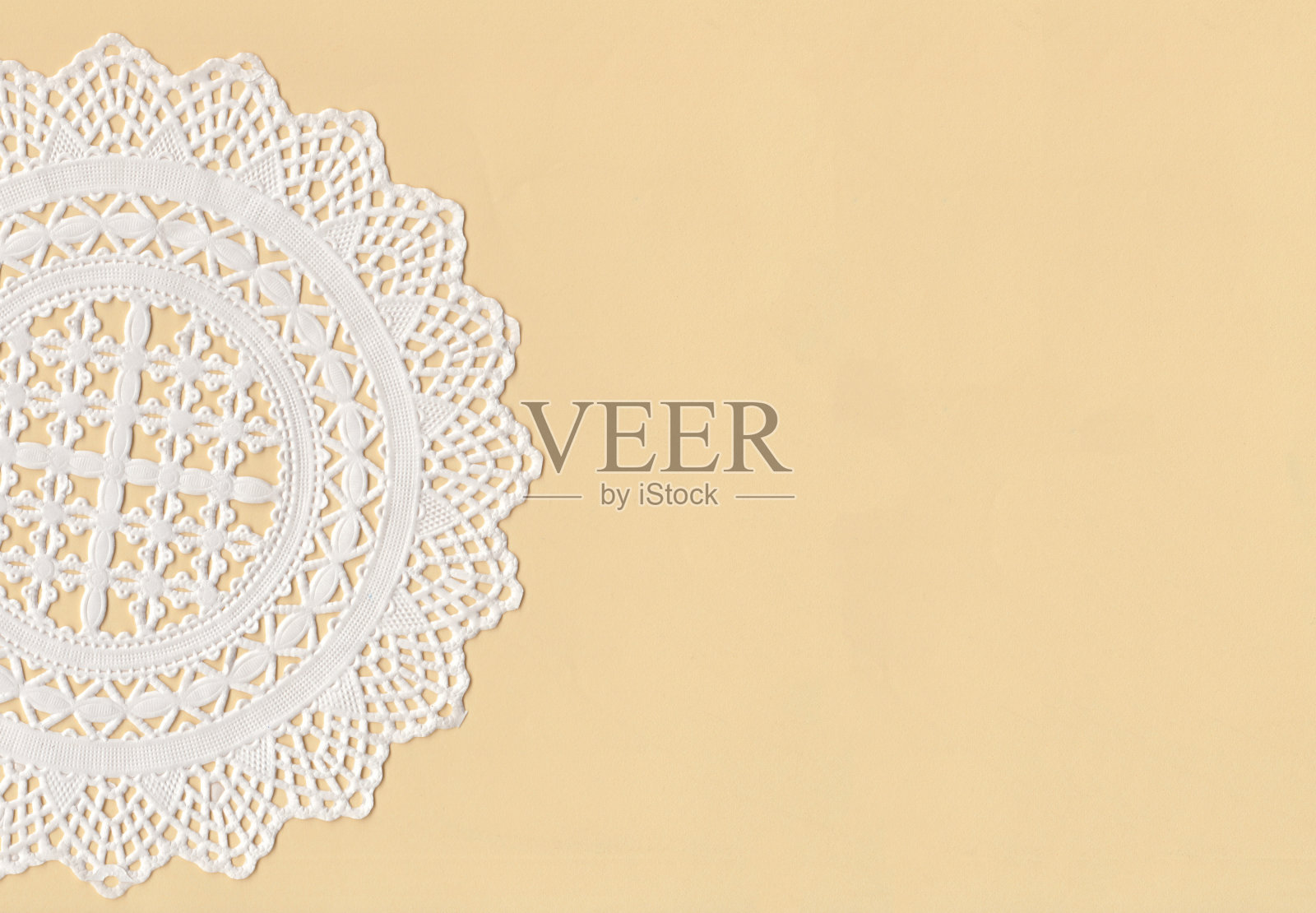 它看起来像花边,但这白色的桌巾是纸做的吗照片摄影图片