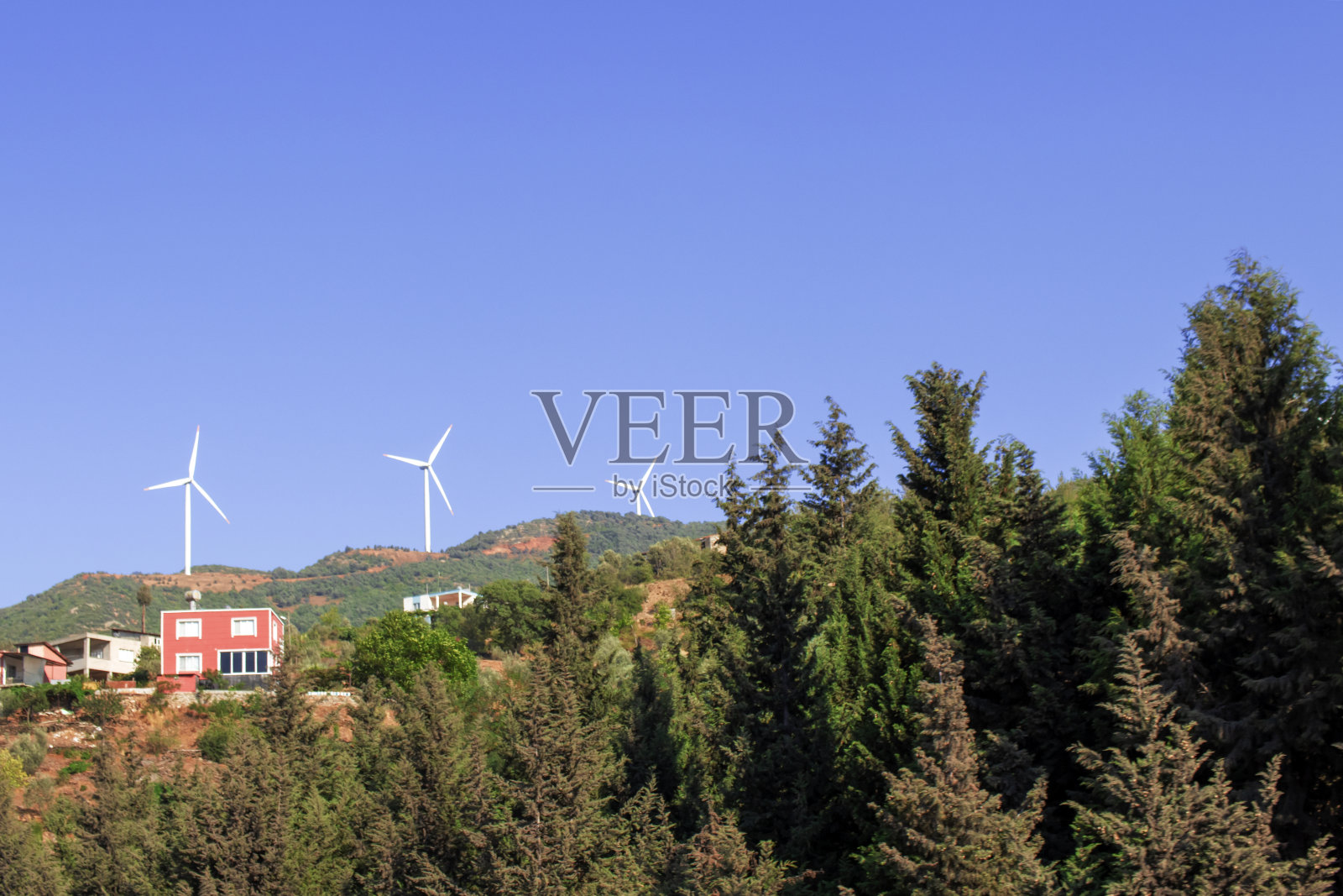 山上的平原上有风力涡轮机。照片摄影图片