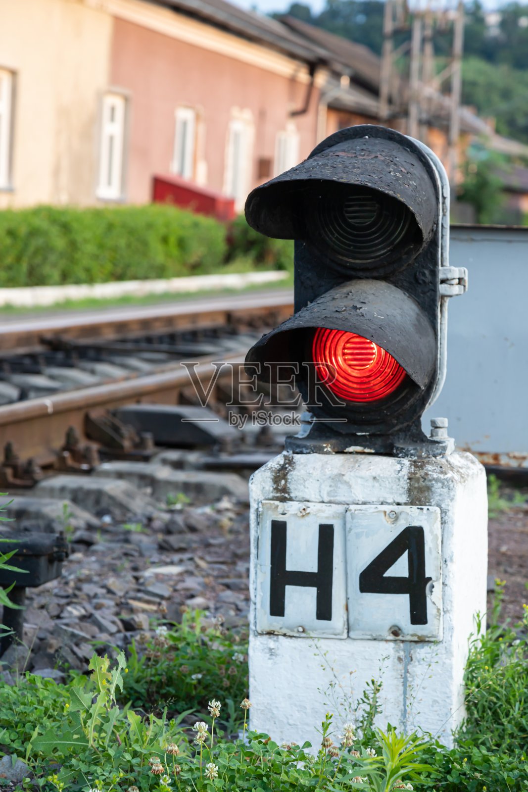 一件设备在火车轨道旁亮着红灯照片摄影图片