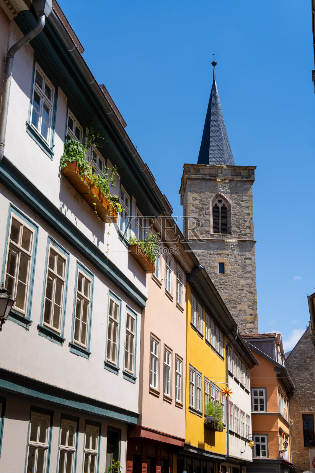 Krämerbrücke(商人桥):位于德国中部图林根州首府和最大城市埃尔福特的一座中世纪拱桥。它的老城是德国保存最完好的中世纪城市中心之一照片摄影图片