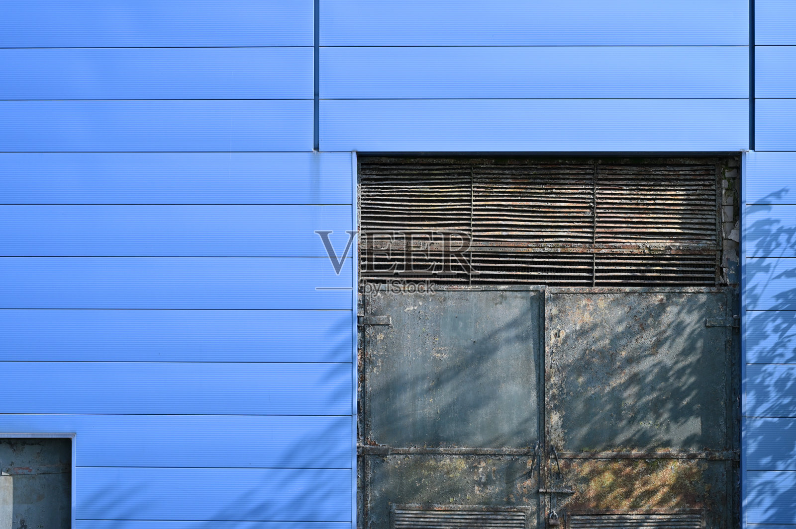 封闭式旧金属闸门照片摄影图片