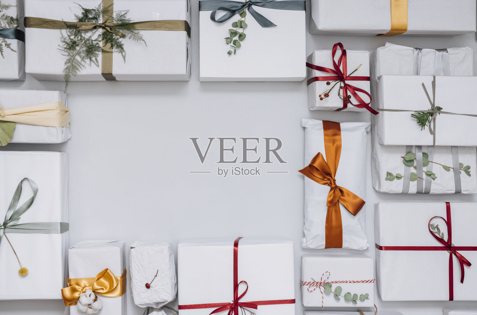 圣诞主题:在白色桌子上的圣诞礼物的顶部视图照片摄影图片