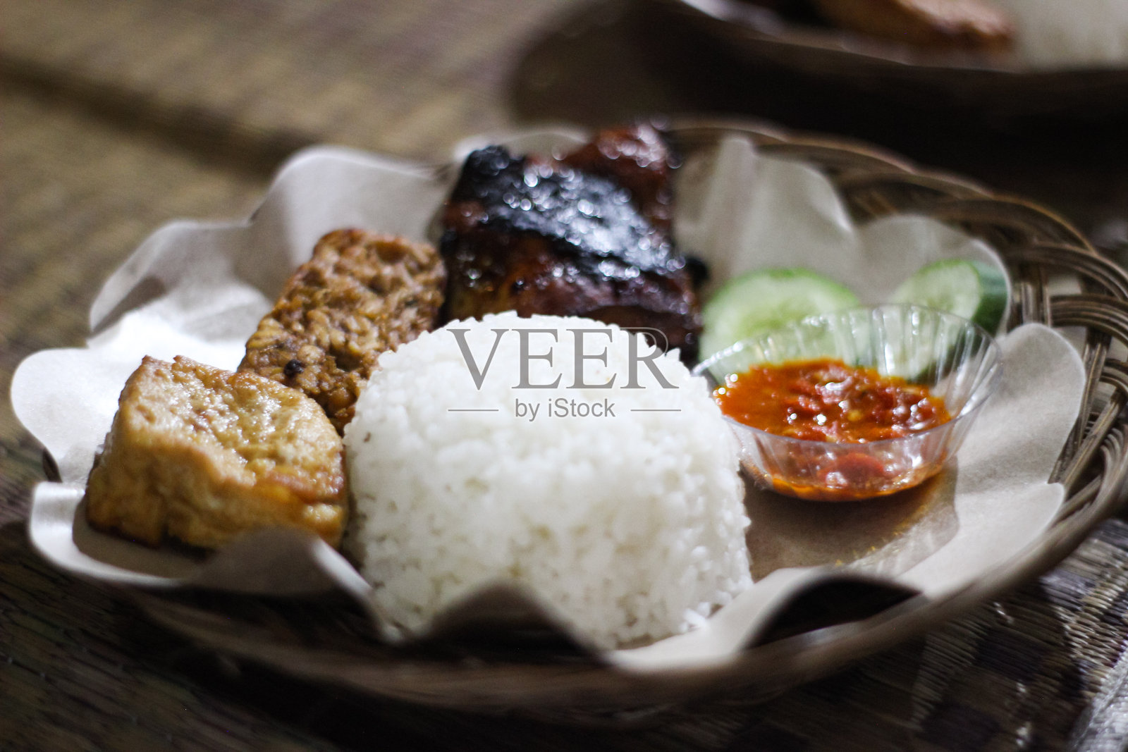 一盘米饭和配菜照片摄影图片