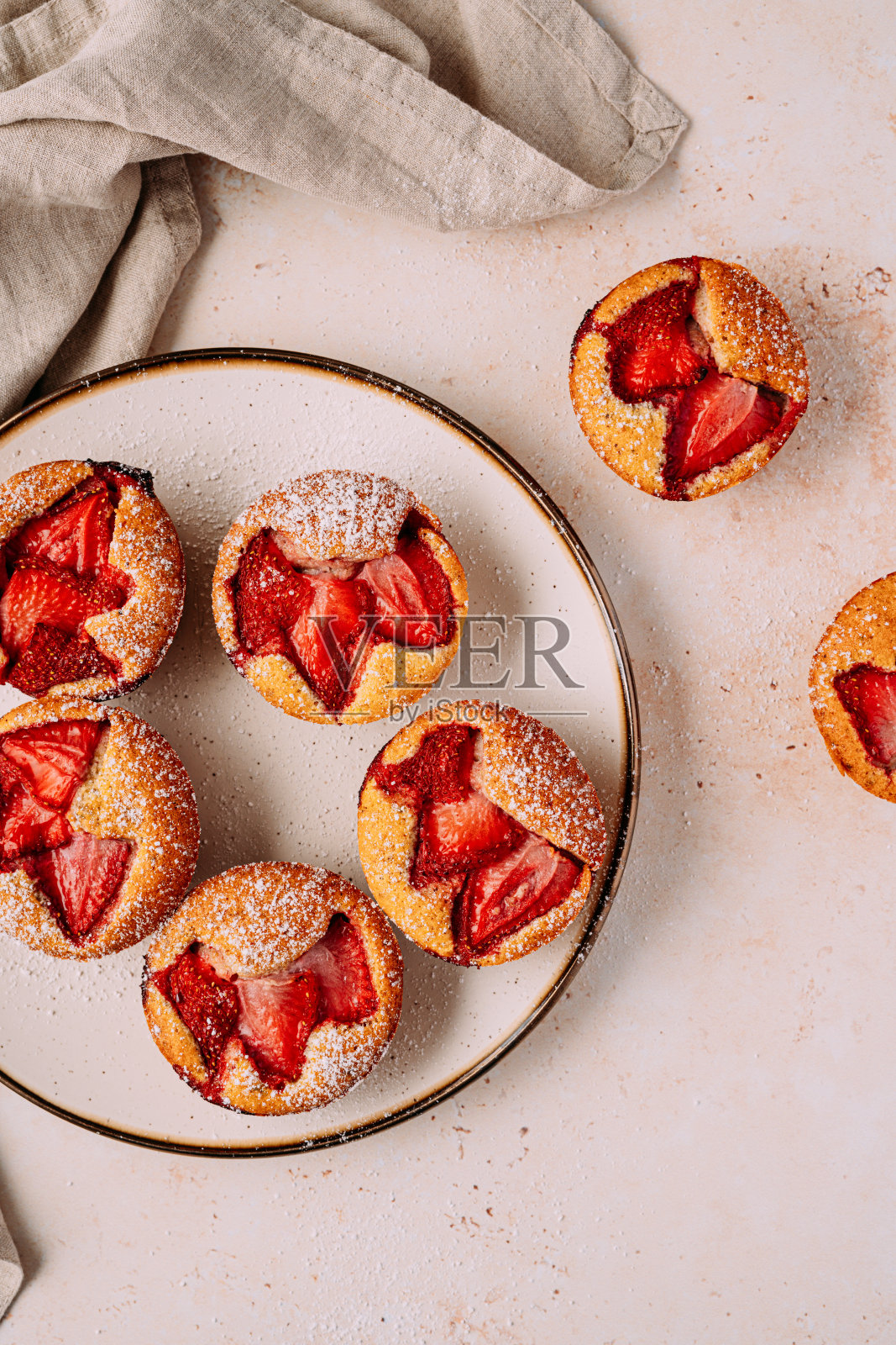 草莓松饼,草莓开心果照片摄影图片