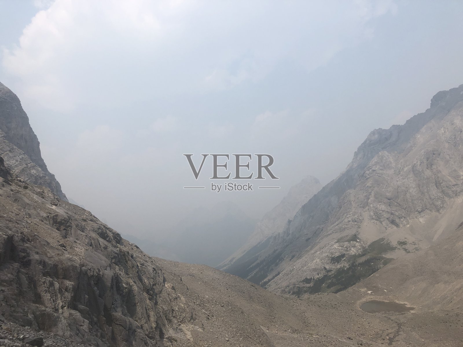 加拿大阿尔伯塔省卡尔加里附近的烟雾山,在卡纳纳斯基国家。照片摄影图片