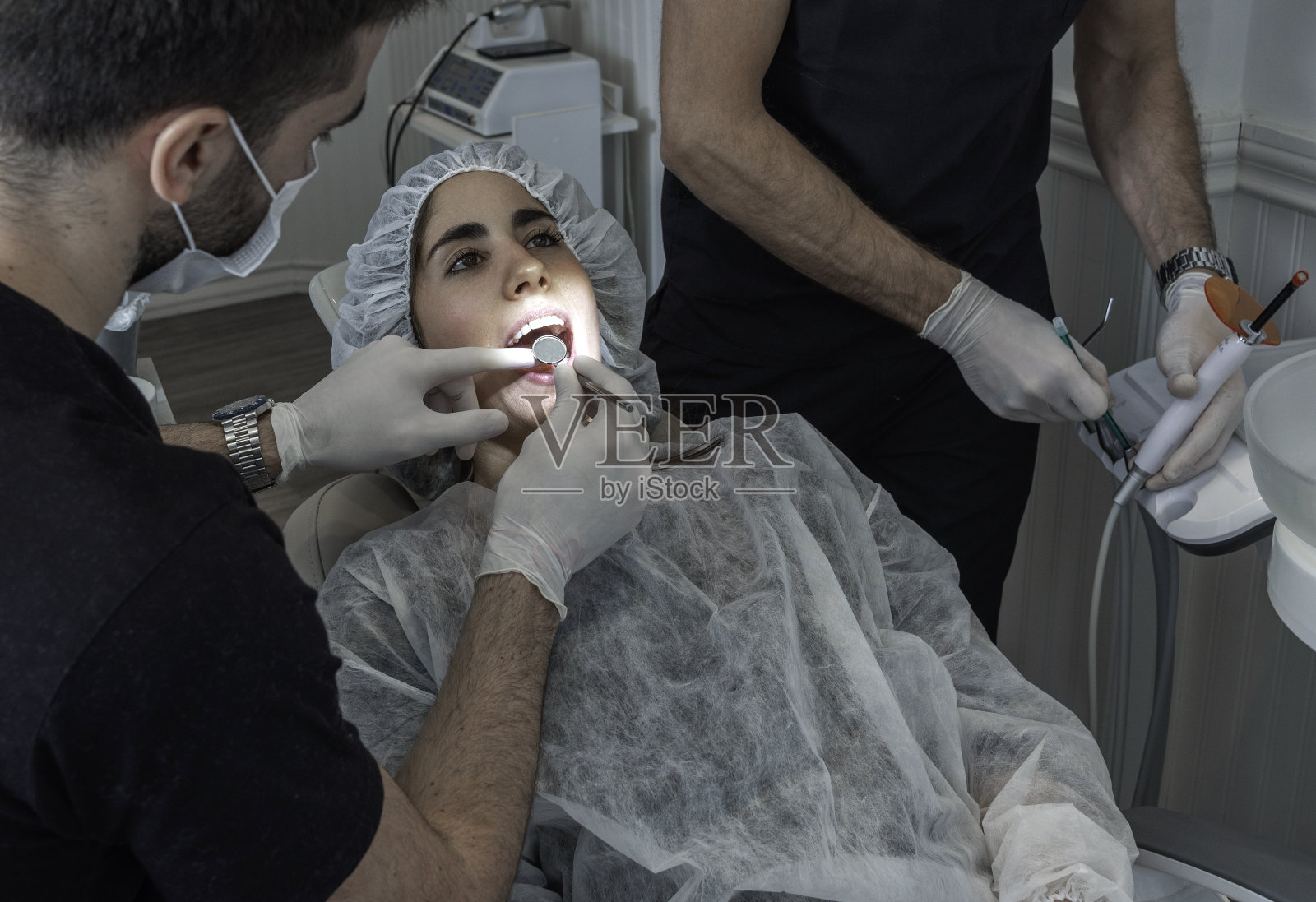 一个年轻的女人在牙科诊所张开了她的嘴照片摄影图片