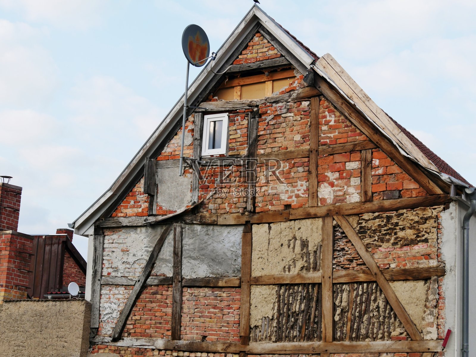 破旧的半木质结构的房子照片摄影图片