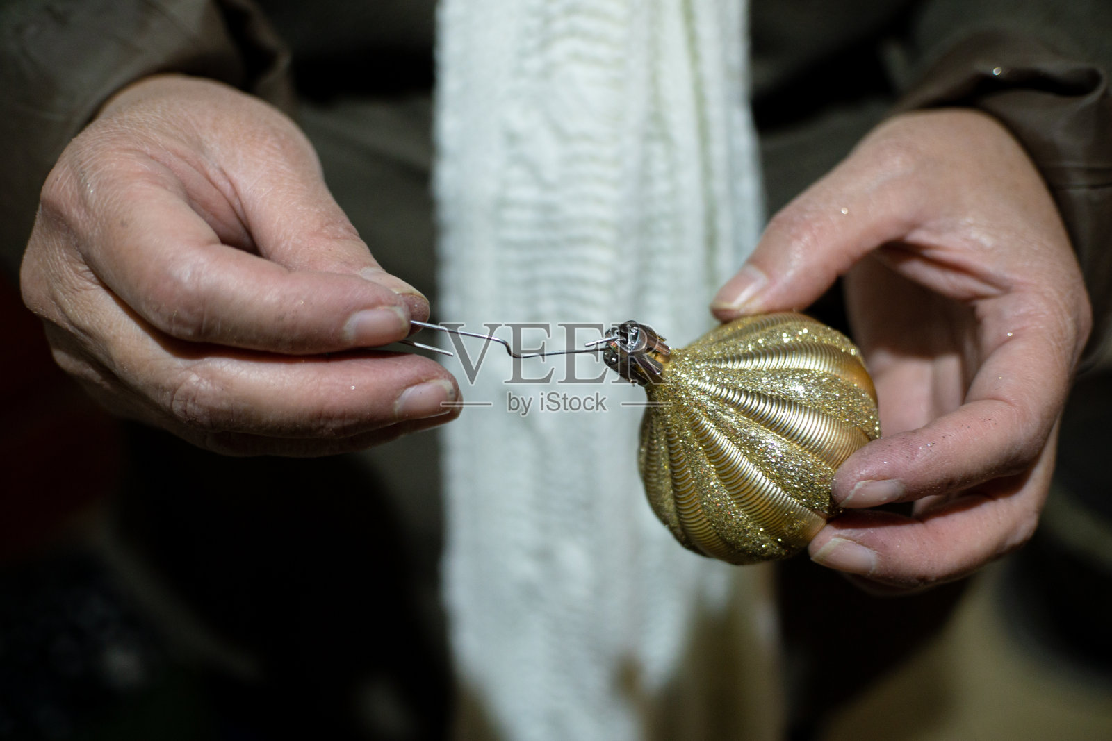 女人的手抓着圣诞球照片摄影图片