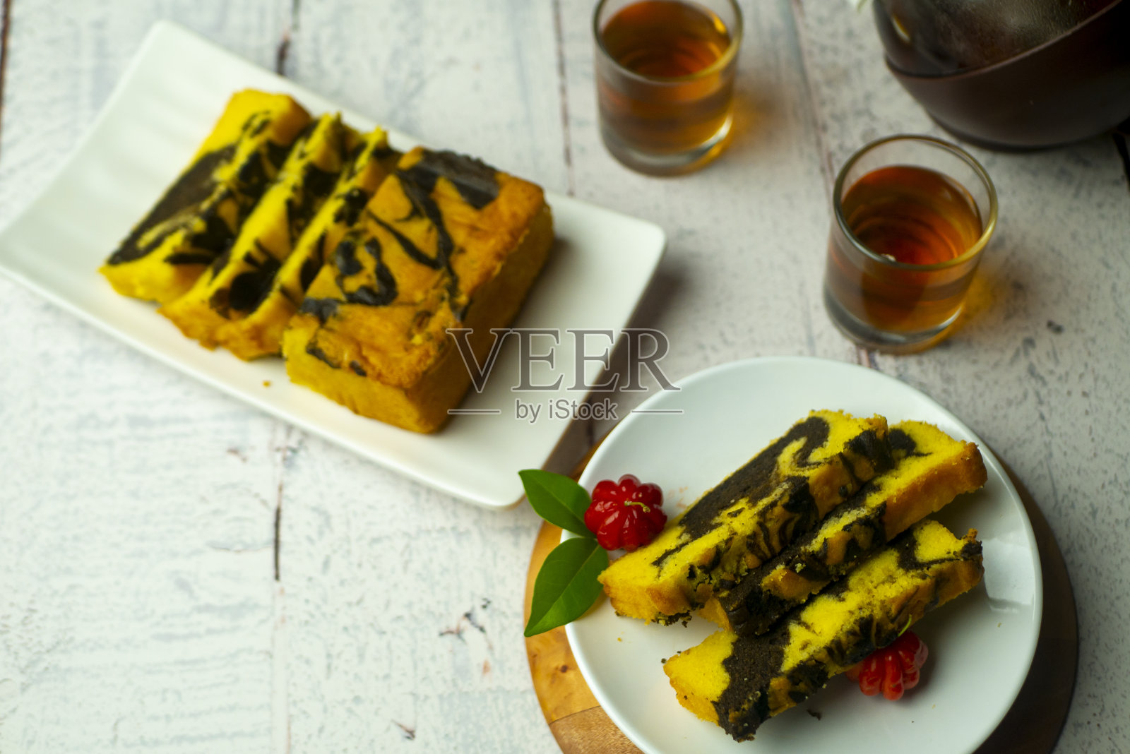 马默蛋糕,印度尼西亚食物,放在白色的盘子里和茶照片摄影图片