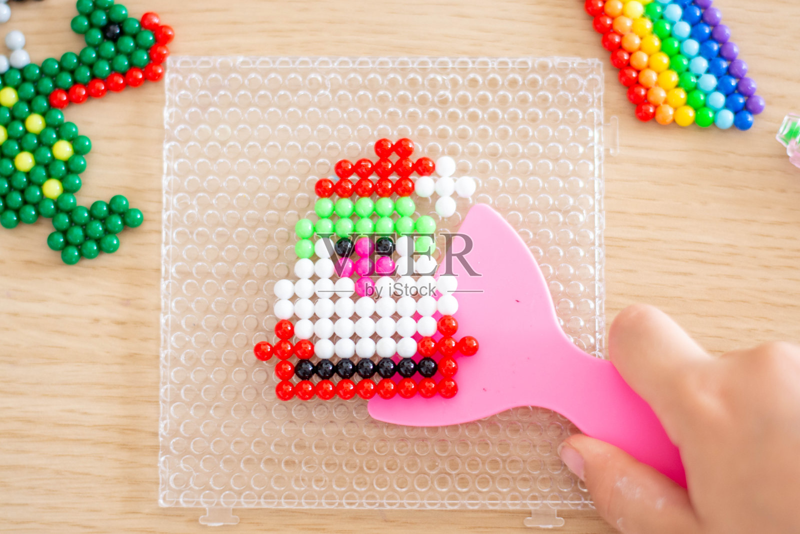 儿童手工制作,手工制作的海蓝宝石马赛克在组装时放在桌子上,选择性聚焦。照片摄影图片