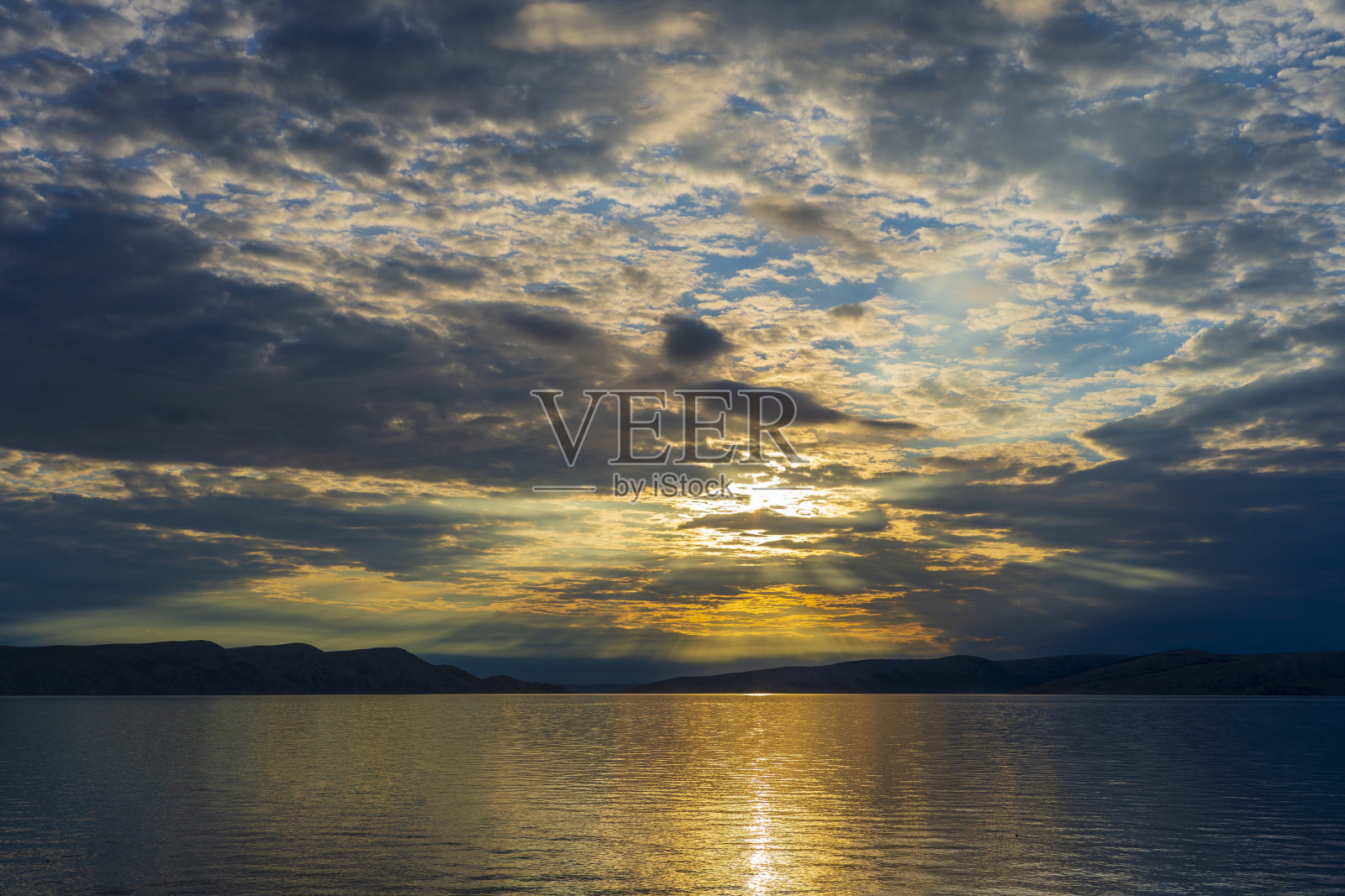 克罗地亚,欧洲,美丽的亚得里亚海日落与戏剧性的天空照片摄影图片