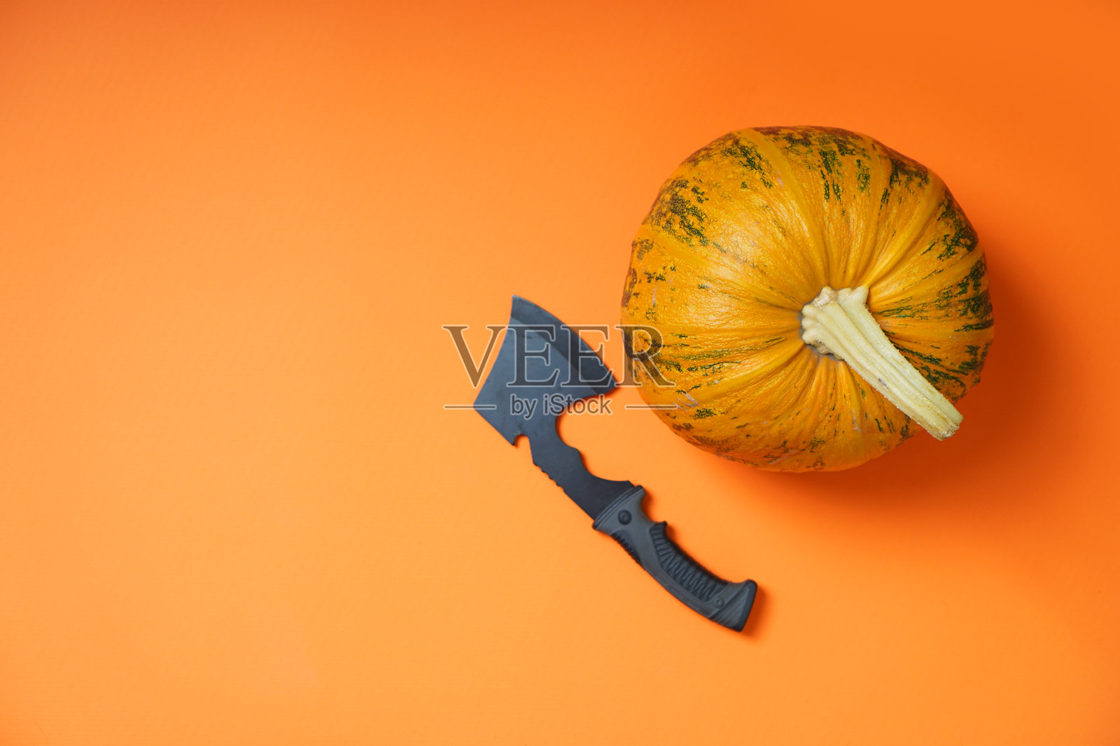 万圣节的背景。模板用南瓜和斧头。前视图。照片摄影图片