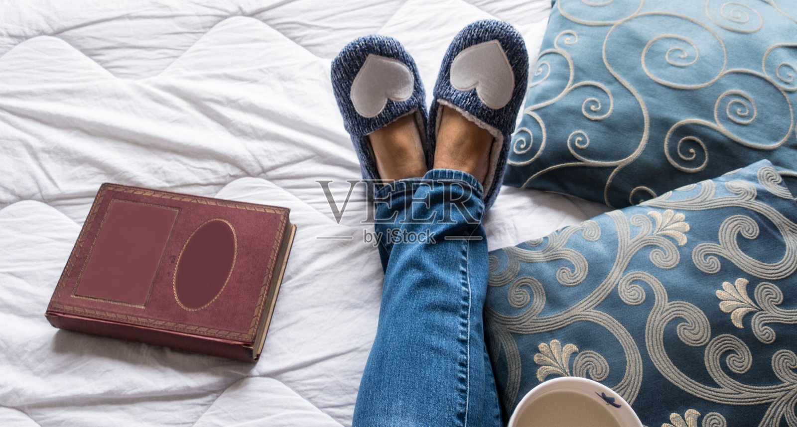 穿着舒适蓝色拖鞋在家放松的女人的人的视角照片摄影图片