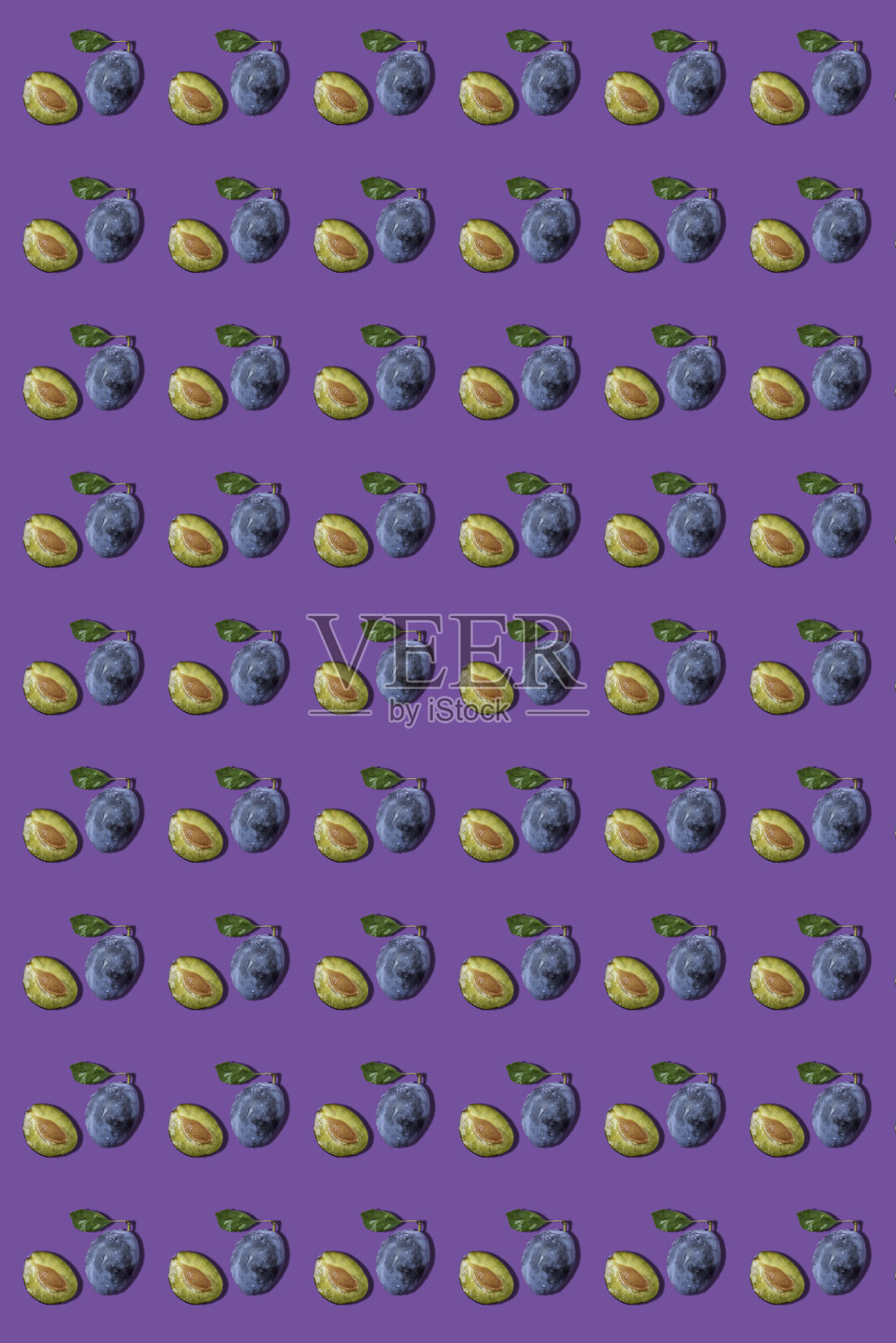紫色背景上的李子插画图片素材