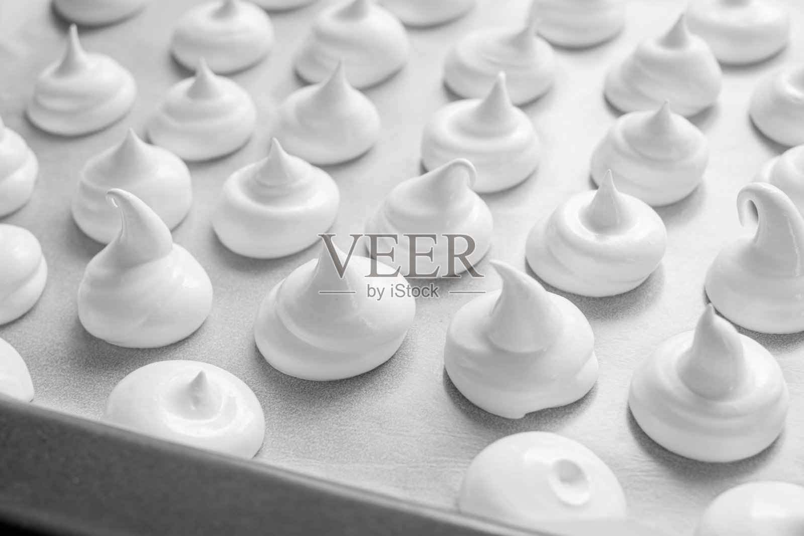 自制的酥皮点心。白色甜酥皮。盘蛋白糖饼。照片摄影图片