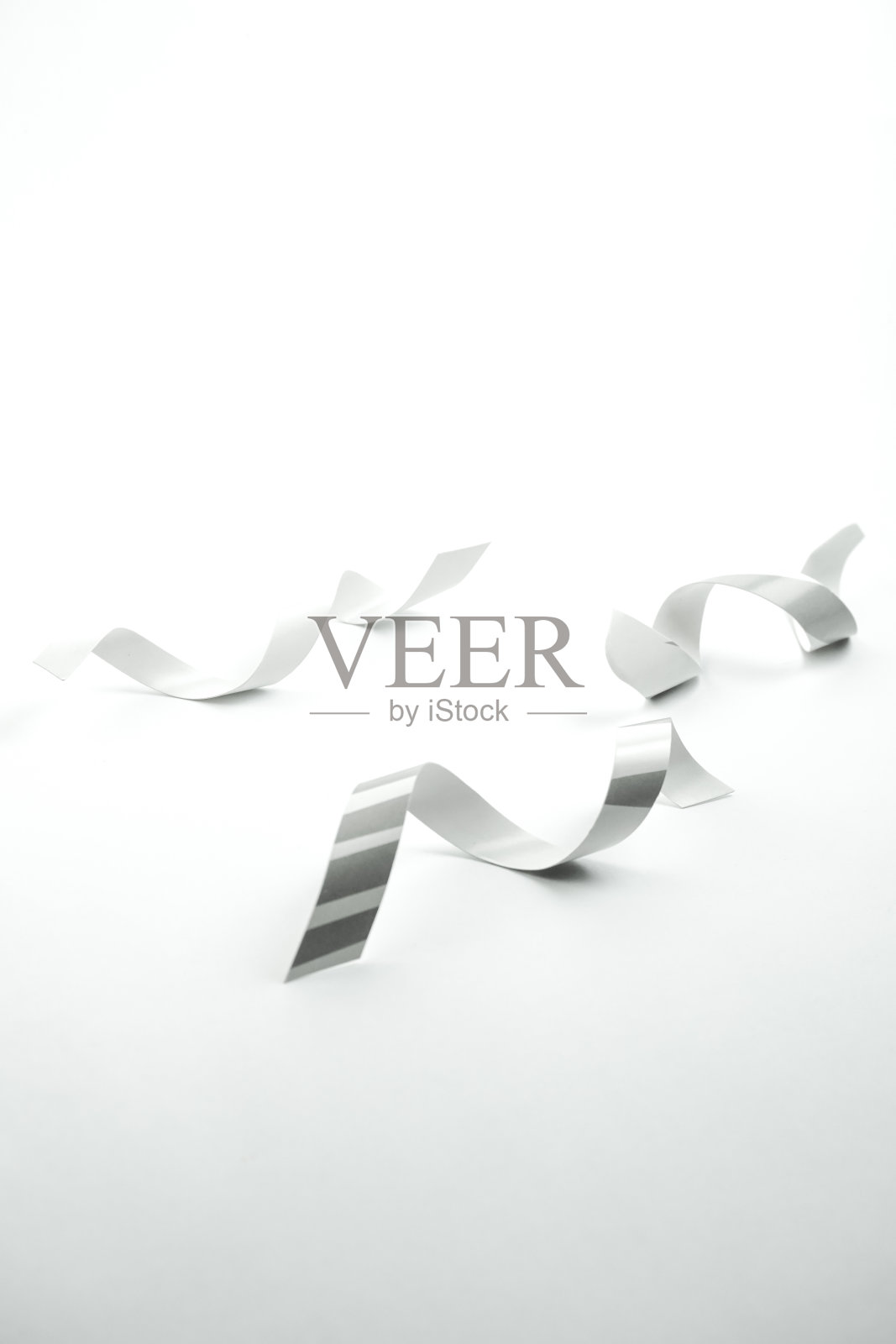 在白色背景上切割的卷纸照片摄影图片