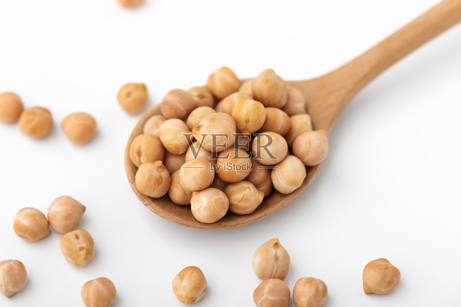 木勺里的生鹰嘴豆,特写镜头照片摄影图片